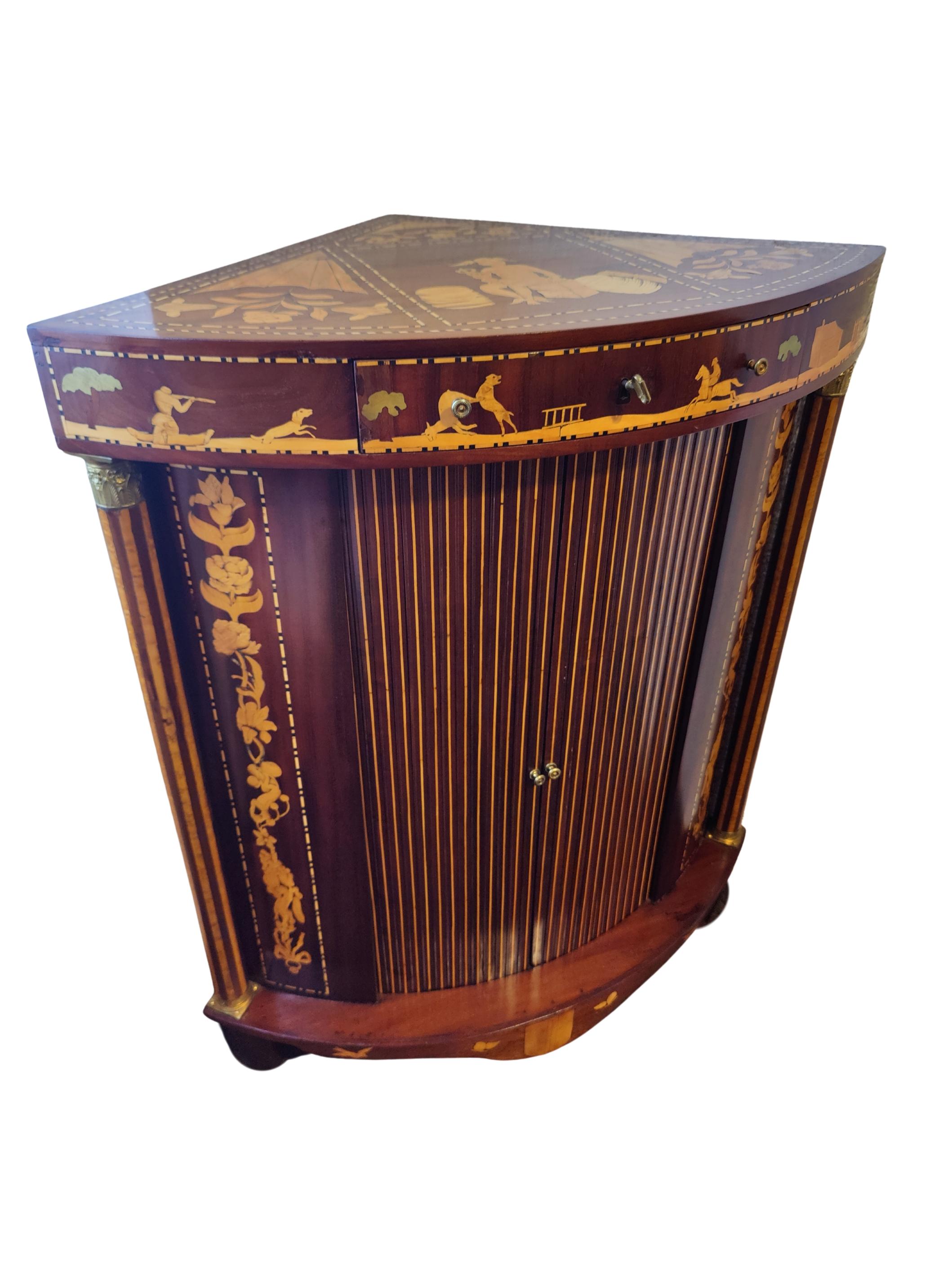 18. Jahrhundert, Louis XVI-Eckschrank mit Intarsien (Poliert) im Angebot