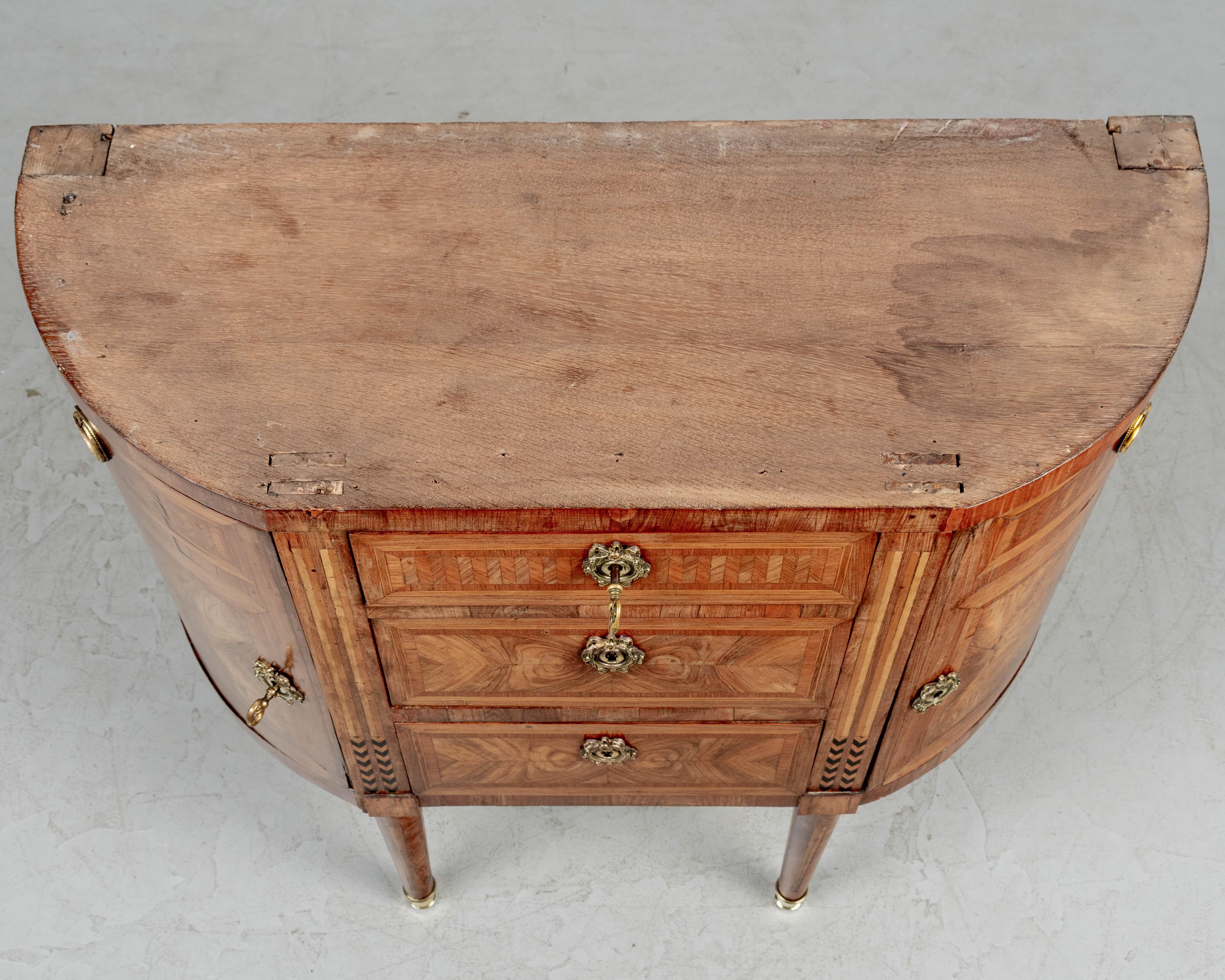 Commode o console Demilune intarsiata Luigi XVI del XVIII secolo in vendita 13