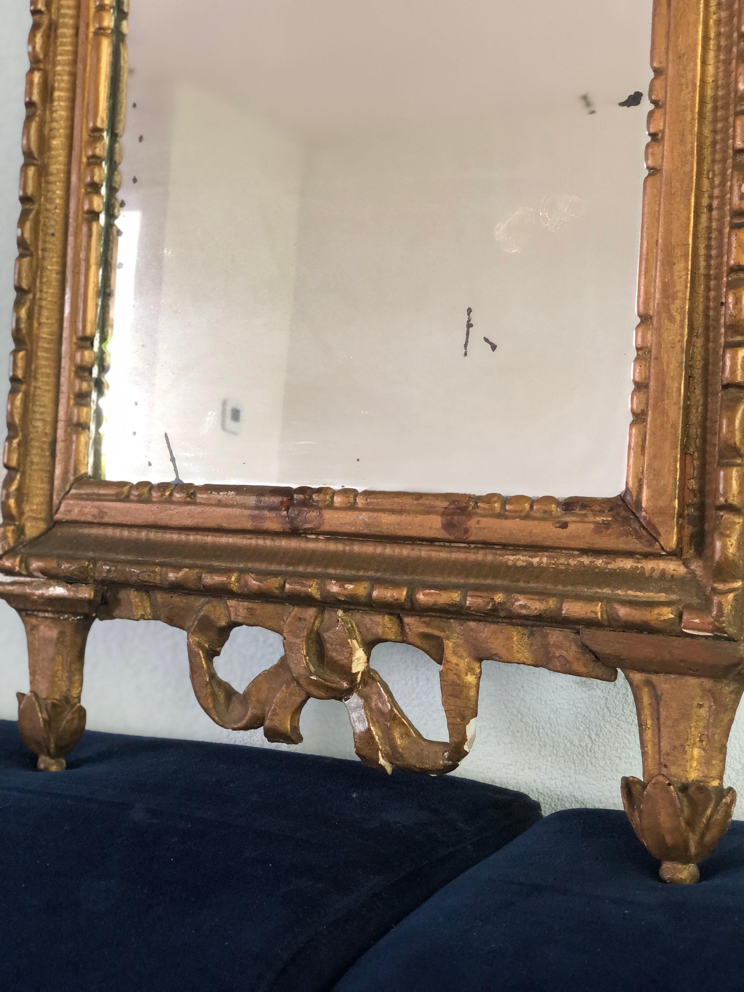Fait main Miroir néoclassique Louis XVI du 18ème siècle en bois doré richement sculpté et détaillé F en vente
