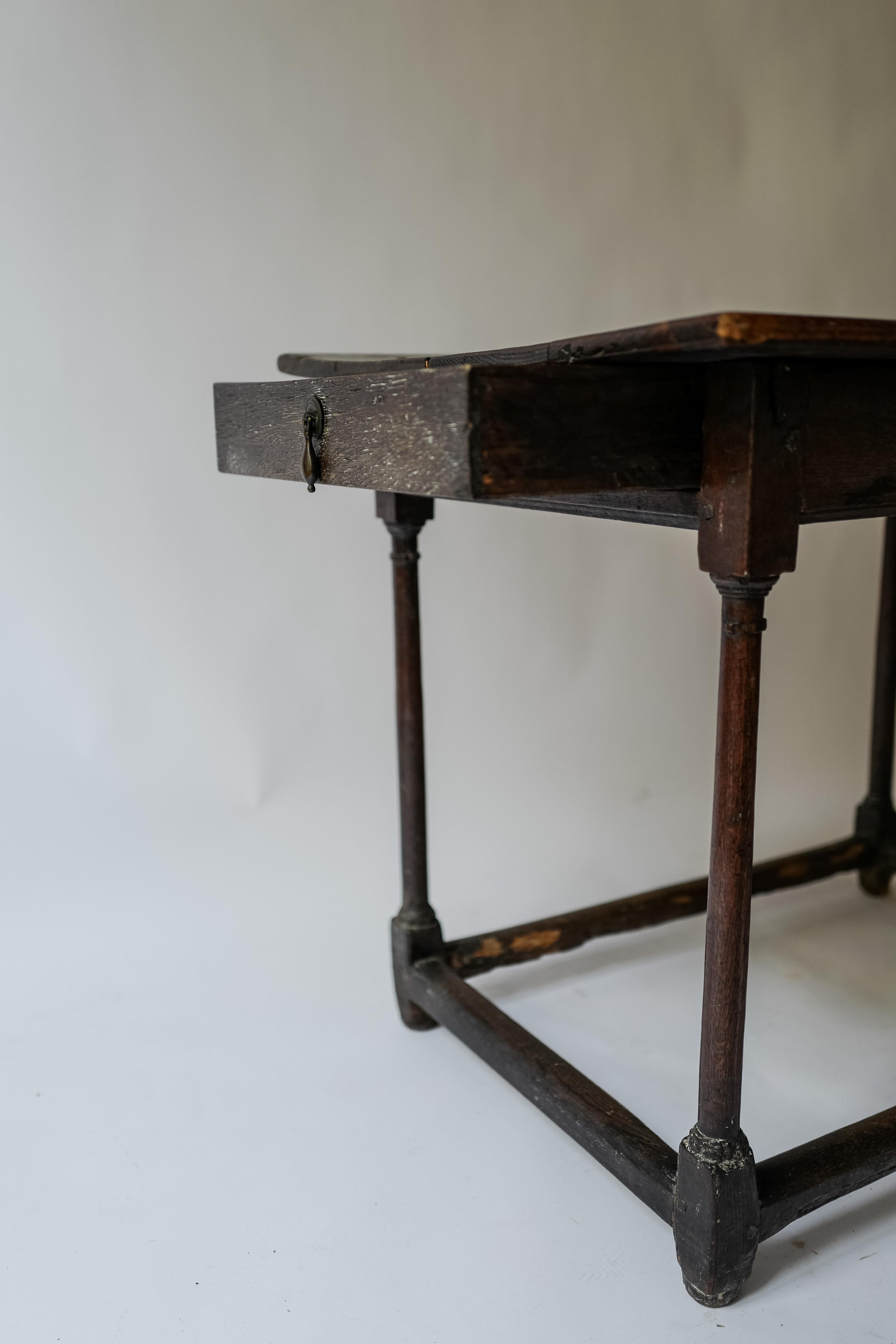 Louis XVI Oak Side Table Single Pull Out Drawer In Good Condition For Sale In Milano, IT