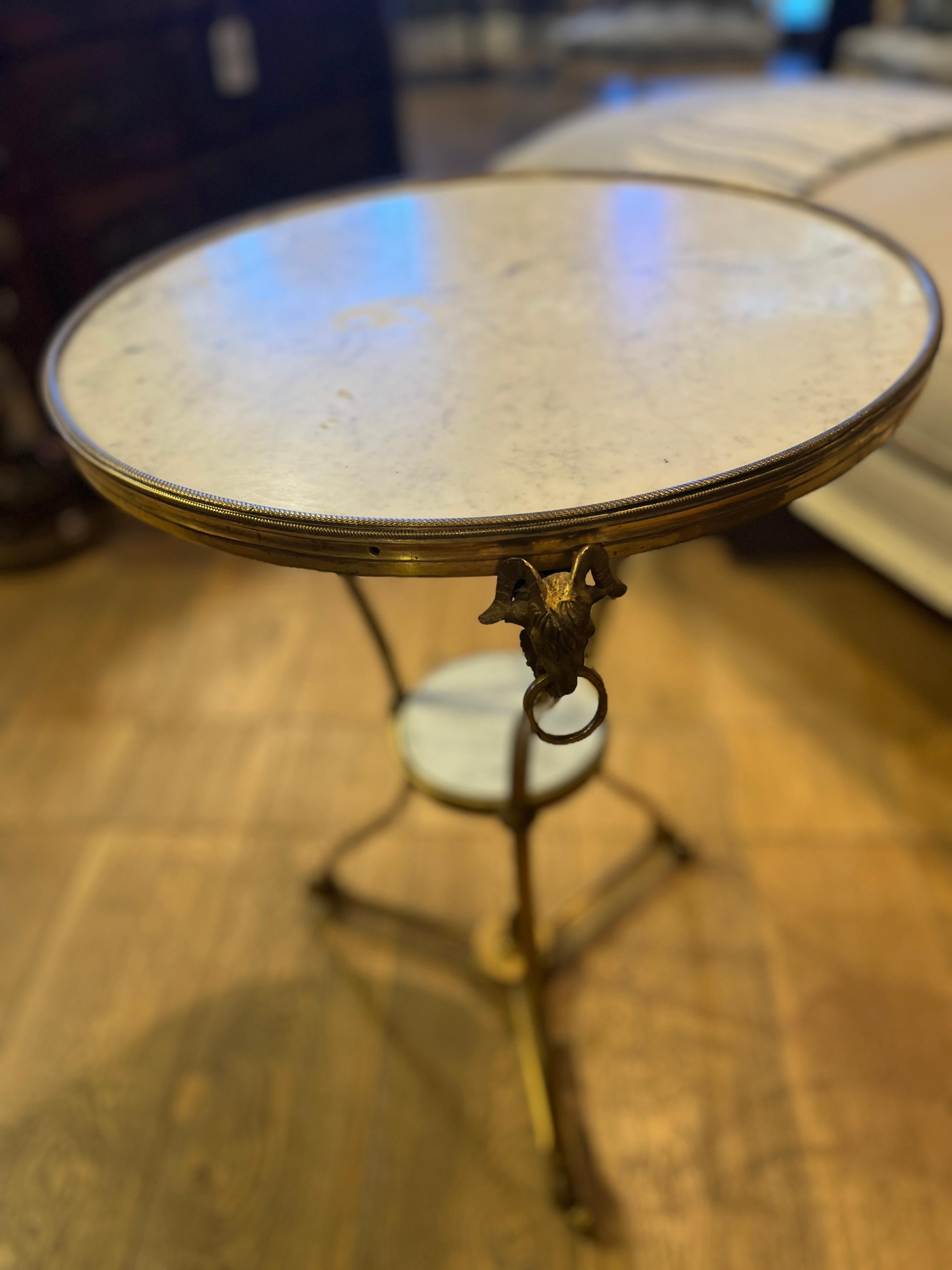 Table Guéridon Louis XVI du 18ème siècle en bronze doré et marbre
Belle pièce achetée en France. Usure appropriée à l'âge, voir les photos détaillées ou nous envoyer un message avec des questions. 