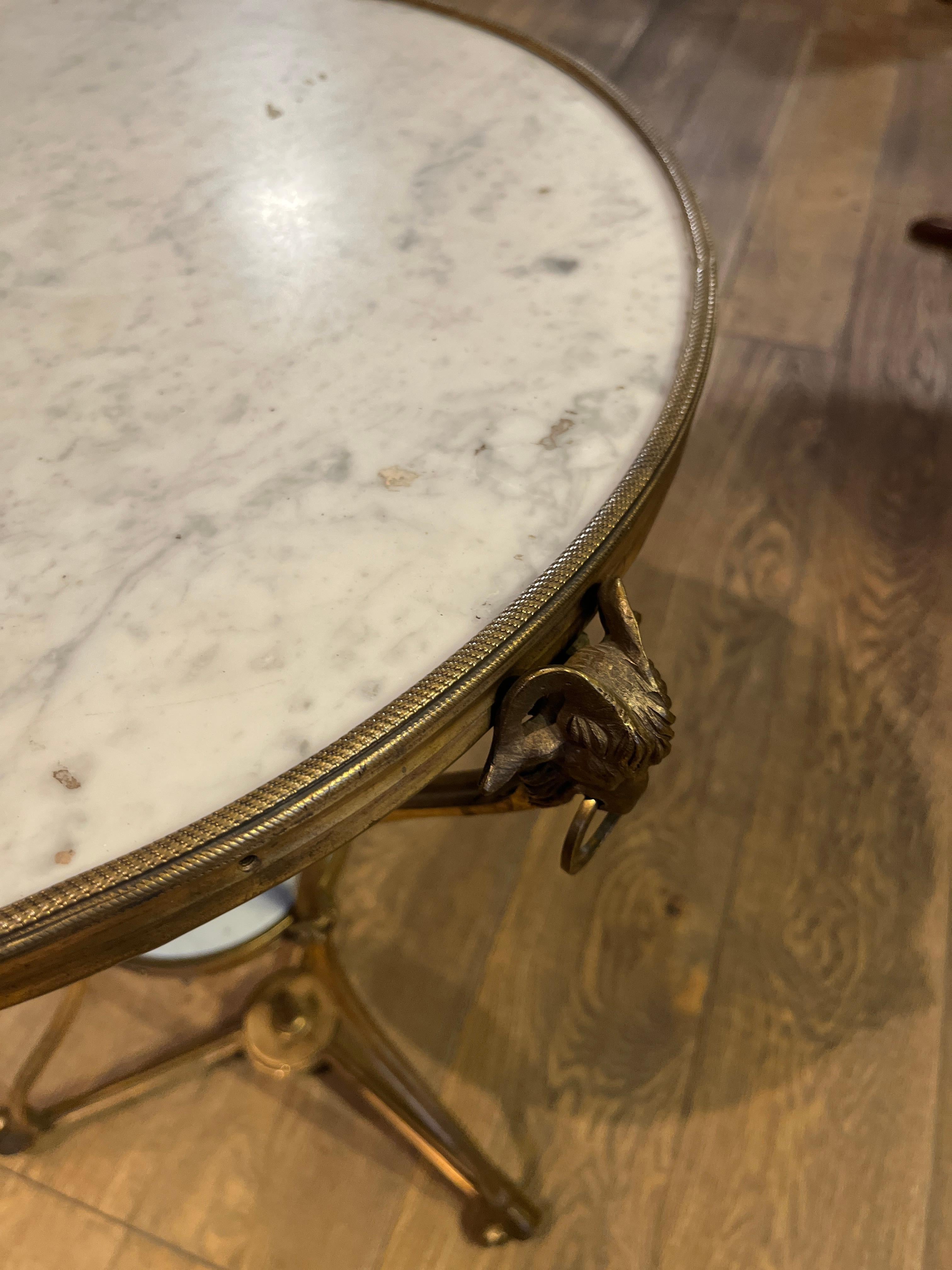Européen Table à Gueridon Louis XVI du 18ème siècle en ormalu et marbre en vente