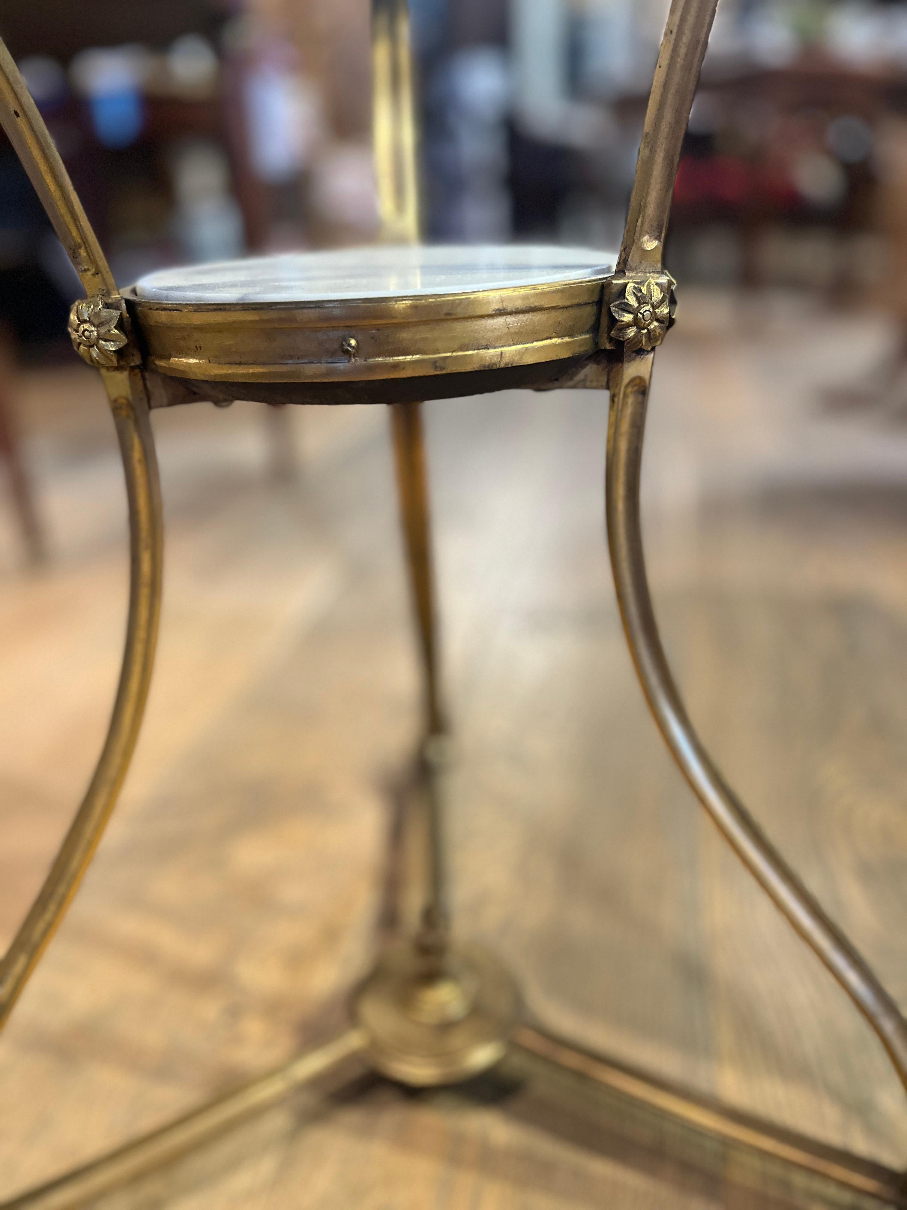 XIXe siècle Table à Gueridon Louis XVI du 18ème siècle en ormalu et marbre en vente