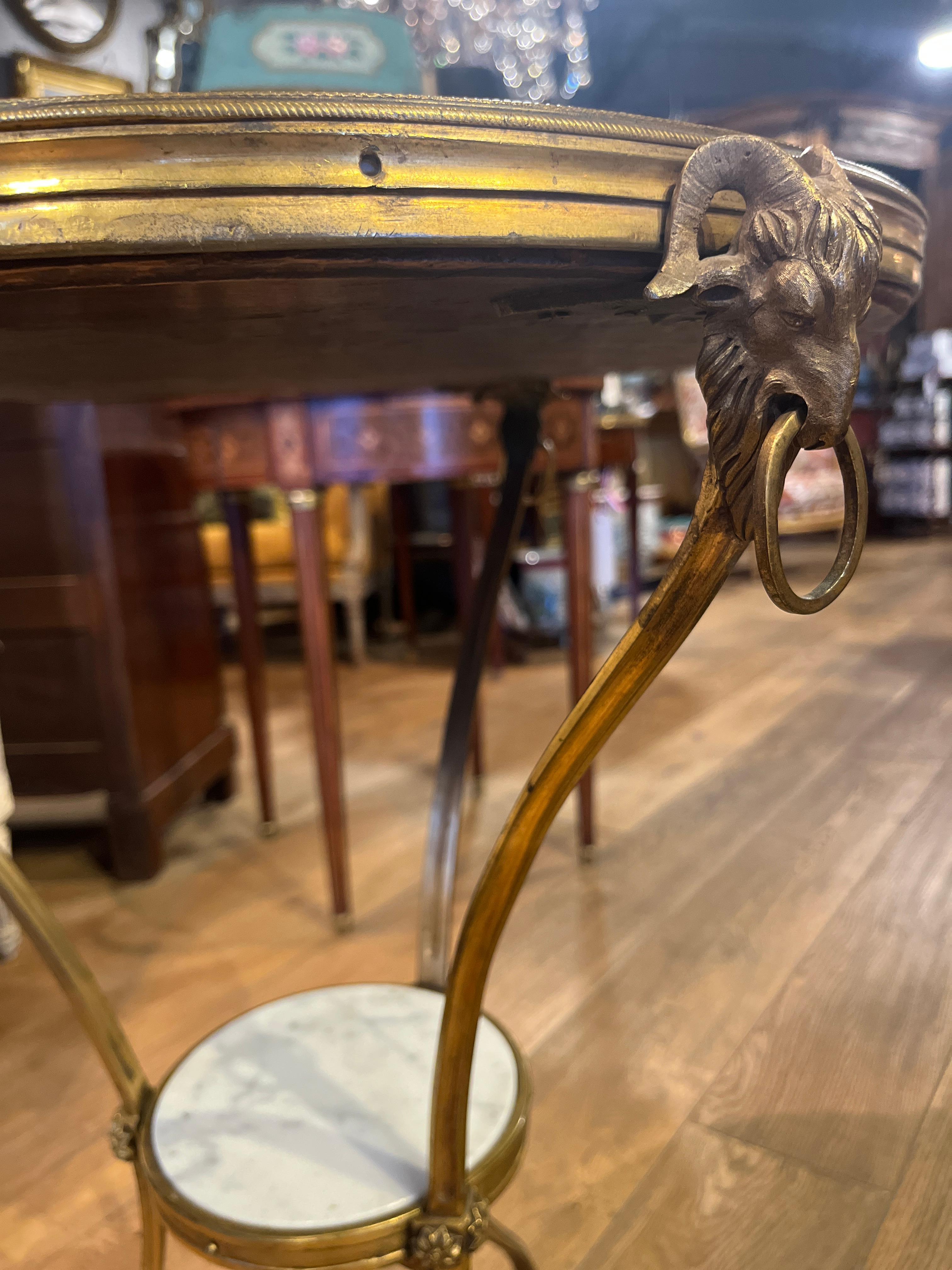 Bronze doré Table à Gueridon Louis XVI du 18ème siècle en ormalu et marbre en vente