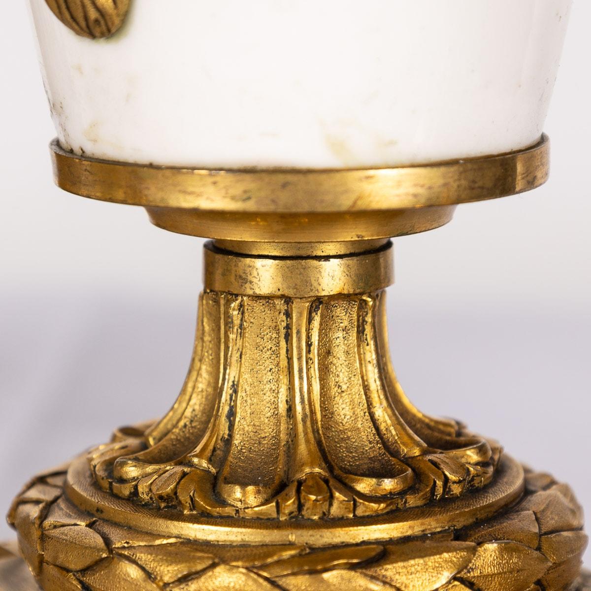 Vases de Sèvres à pot pourri montés en bronze doré, A.I.C. C.1770. en vente 7