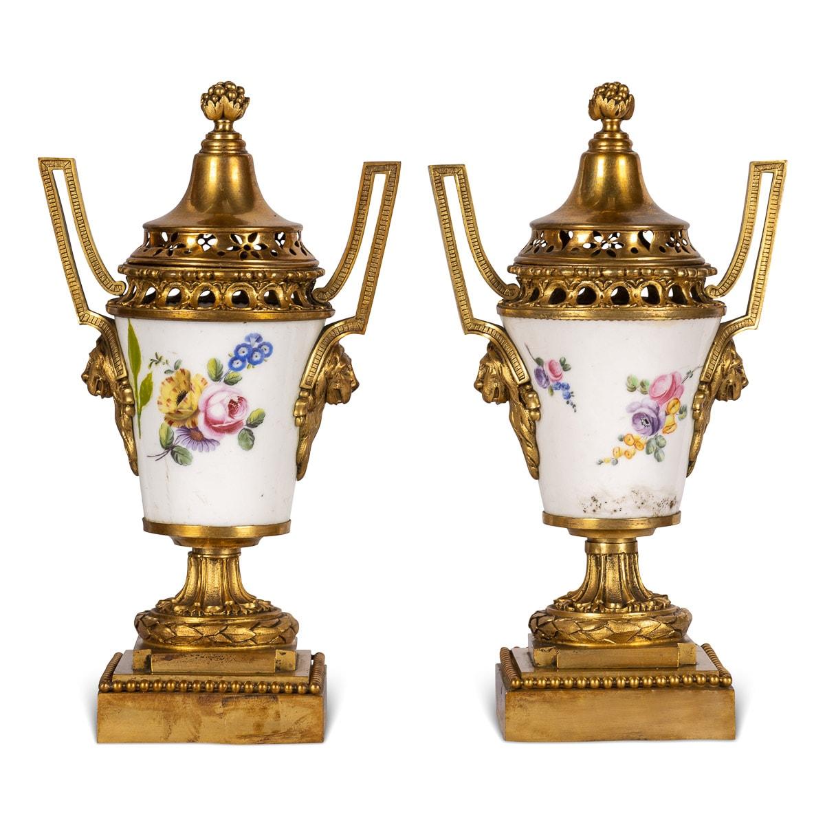 Antike französische Louis-XVI-Vasen mit zwei Henkeln und Deckeln, die mit Ormolu auf Porzellan montiert sind, aus dem späten 18. Die Deckel sind durchbrochen und enden mit einem Tannenzapfen, der Korpus ist mit aufrechten Henkeln versehen, die in