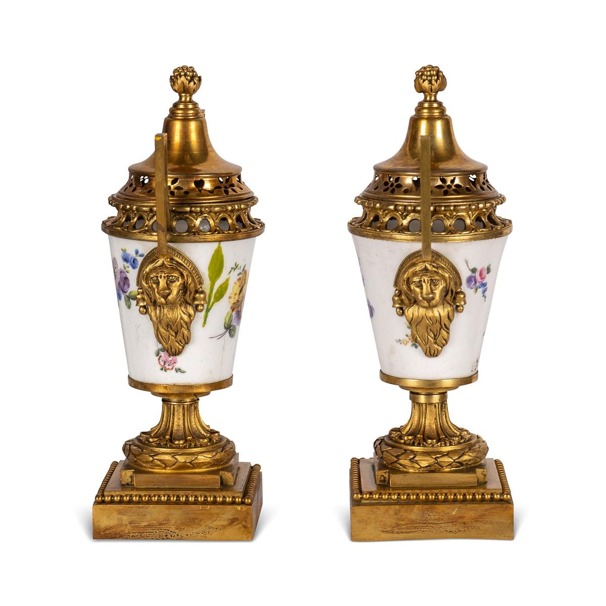 Französische Pourri Sevres-Vasen mit Goldbronze-Montierung aus dem 18. Jahrhundert, um 1770 (18. Jahrhundert und früher) im Angebot