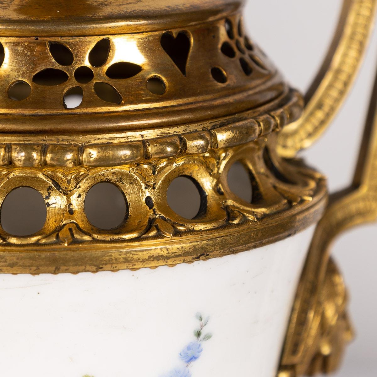 Vases de Sèvres à pot pourri montés en bronze doré, A.I.C. C.1770. en vente 2