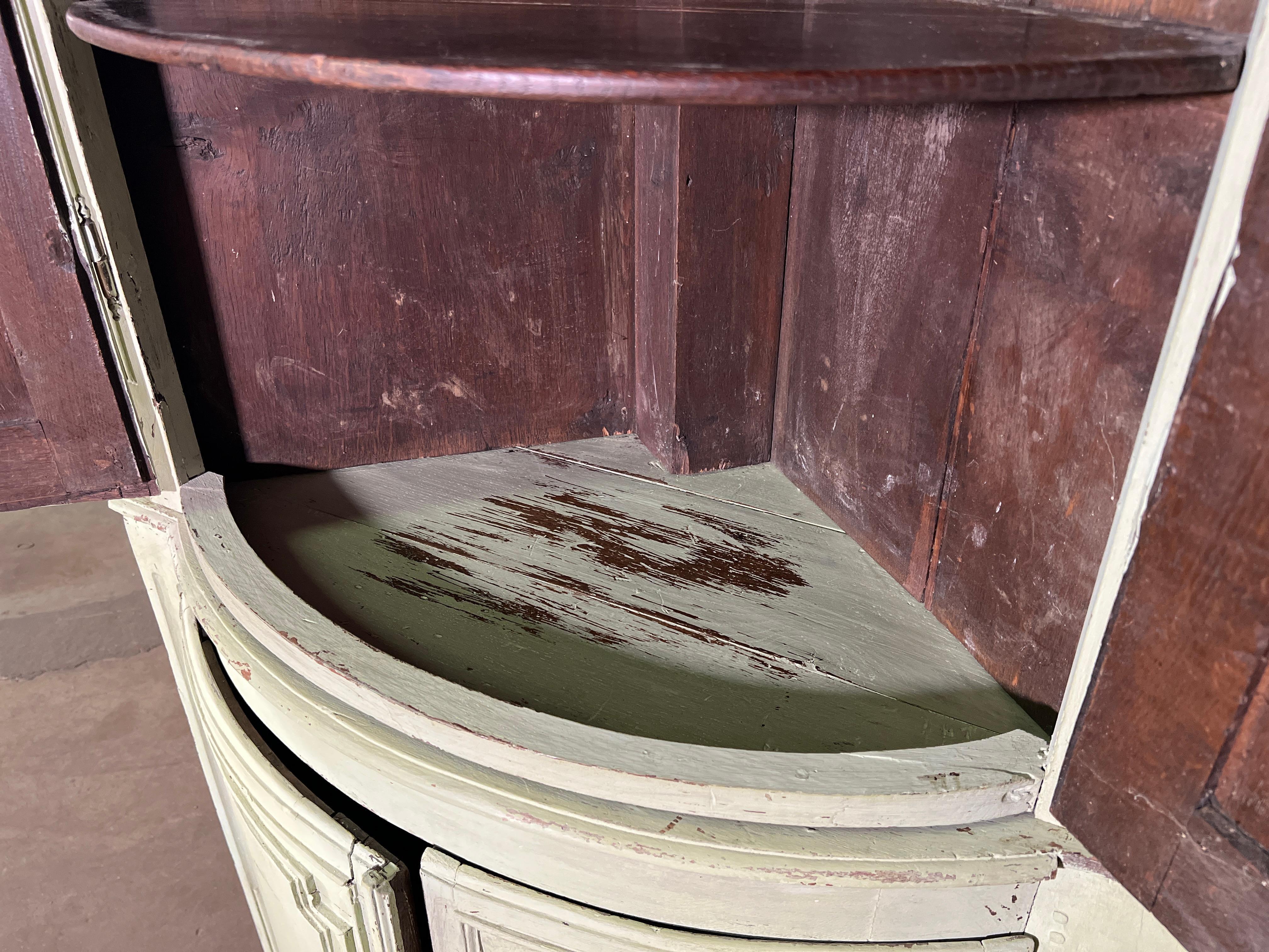 18th Century Louis XVI painted Corner Cabinet  In Good Condition For Sale In Scottsdale, AZ