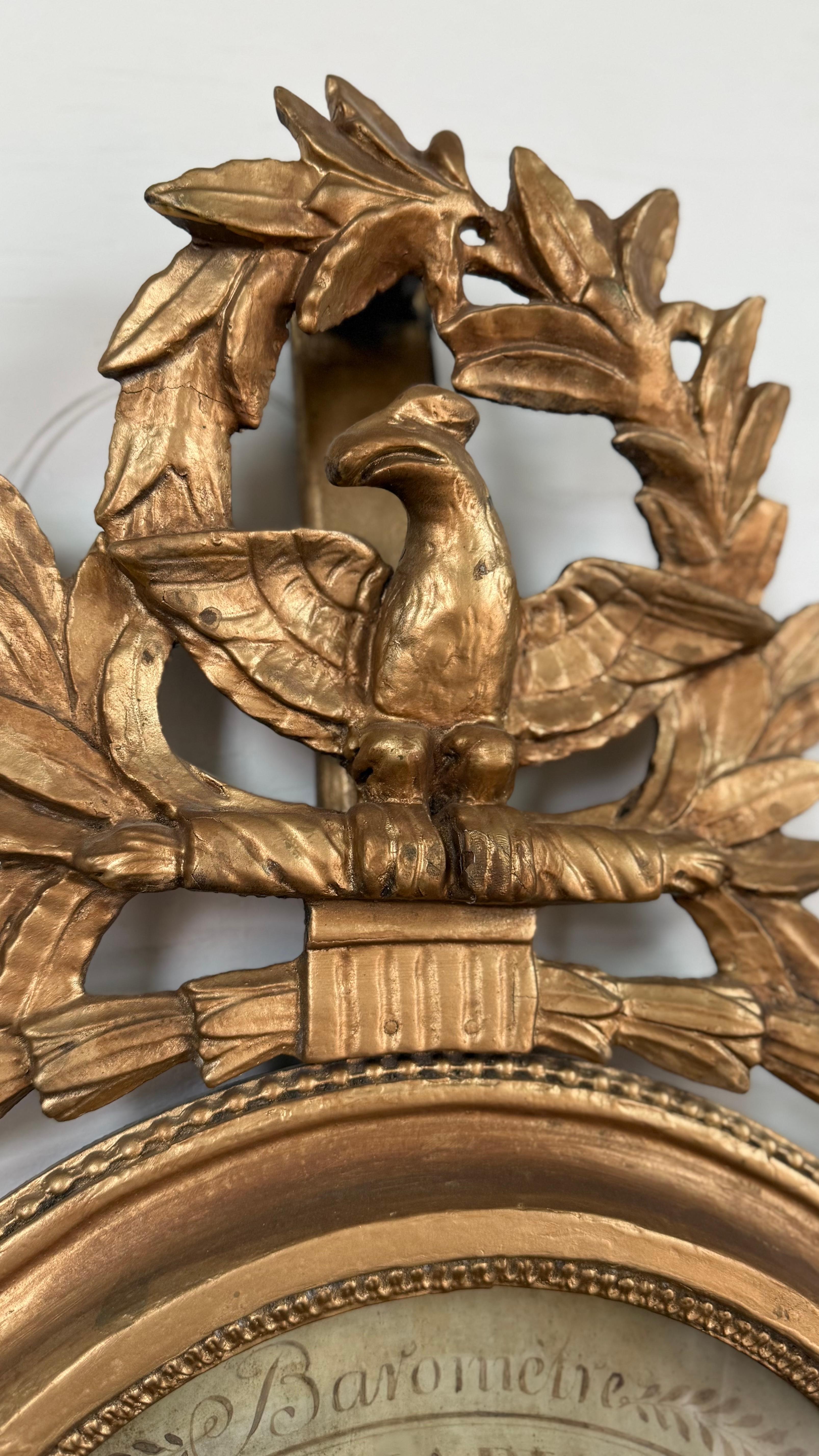 Exemple exquis de l'artisanat français du XVIIIe siècle, ce baromètre en bois doré d'époque Louis XVI est une pièce décorative raffinée. Sculpté dans du bois et recouvert de sa feuille d'or d'origine, le cadre présente d'élégants détails