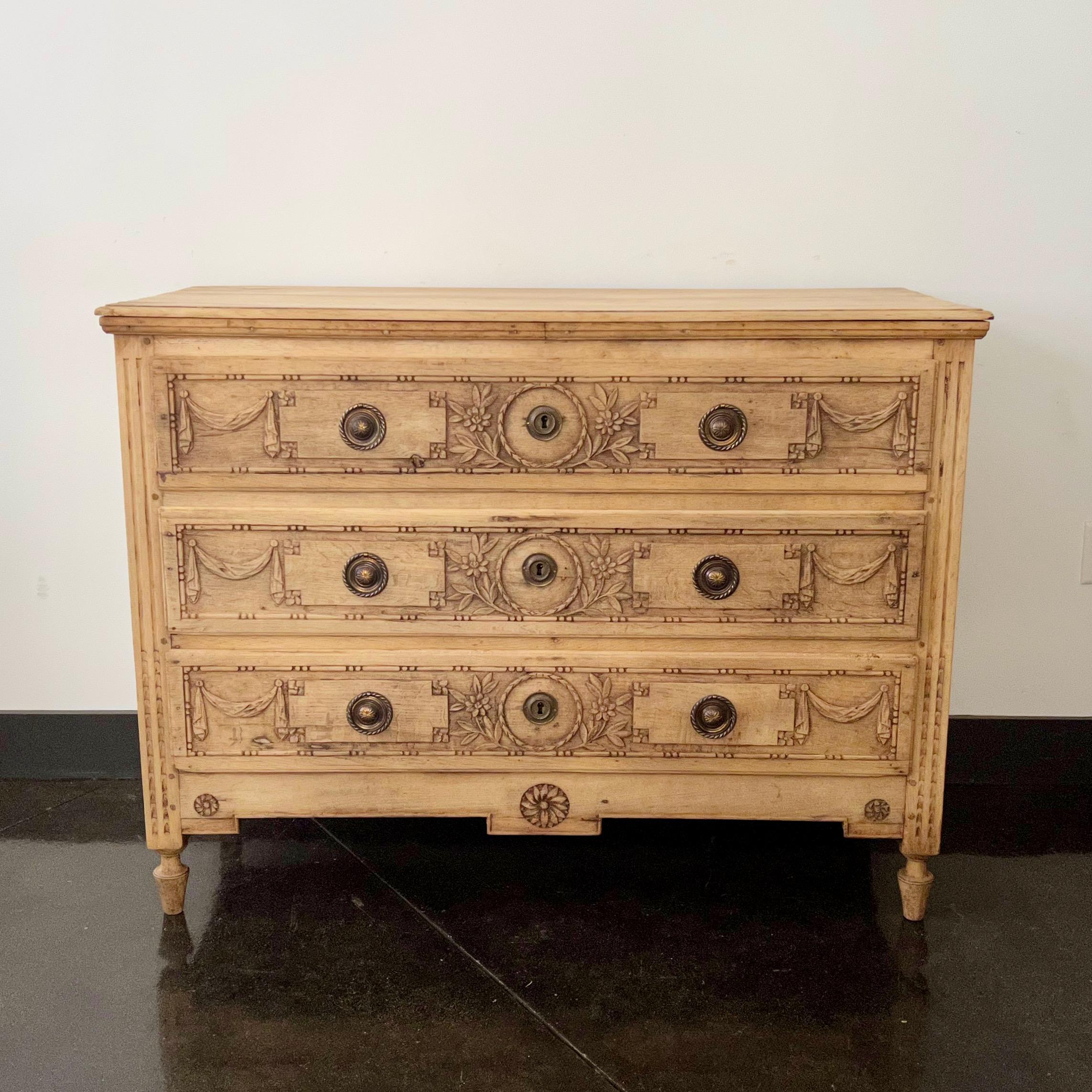 An exquisite 18th century Louis XVI period commode in bleached oak with richly Liege carved drawer fronts and paneled sides.
Late 18th century from Liege, Belgium.