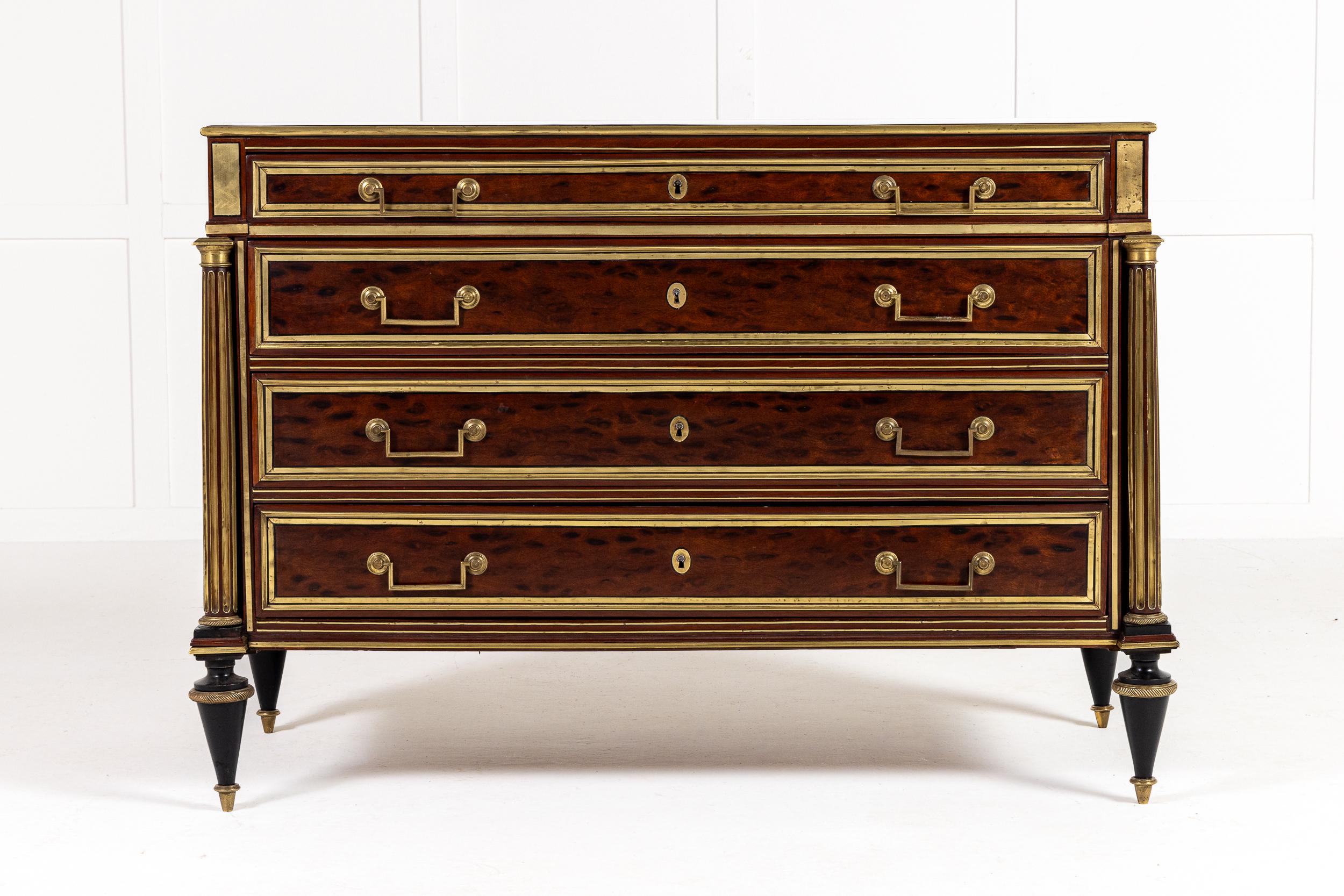 Eccezionale commode in mogano del 18° secolo, attribuito a Claude Charles Saunier c.C.

Questa bellissima commode ha la tipica forma rettangolare Luigi XVI e montaggi di alta qualità. Il bronzo dorato è messo in risalto dall'intarsio di corde