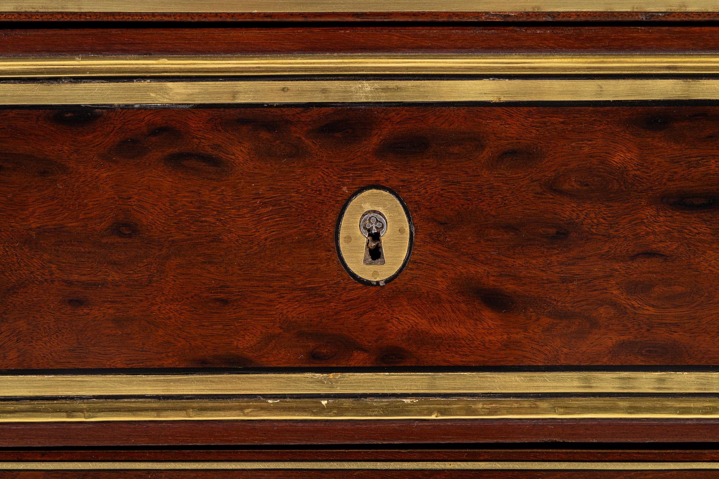 Commode francese in mogano del XVIII secolo, periodo Luigi XVI in vendita 2