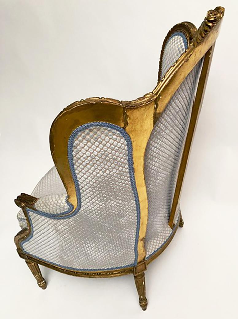 Gemalter und paketvergoldeter Stuhl Bergere, 18. Jahrhundert, Louis XVI (Polster) im Angebot