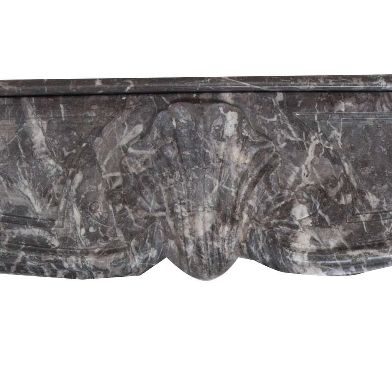 Sculpté à la main Cheminée en marbre Anne's de style Louis XVI du 18ème siècle en vente