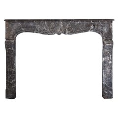 Repisa de chimenea de mármol estilo Luis XVI del siglo XVIII