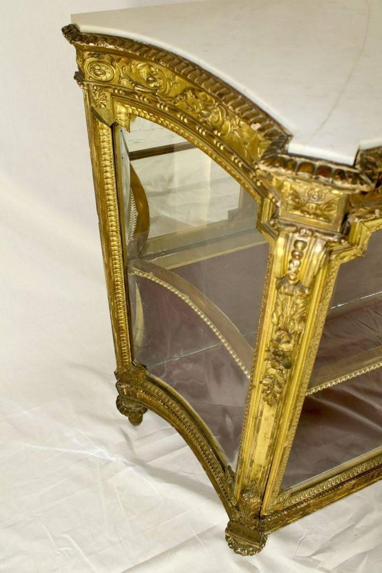 18th Century Louis XVI Style Carved Giltwood Low Vitrine with Carrara Marble Top For Sale 6