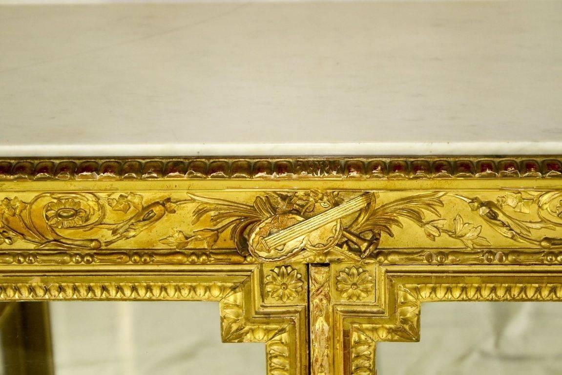 French 18th Century Louis XVI Style Carved Giltwood Low Vitrine with Carrara Marble Top For Sale