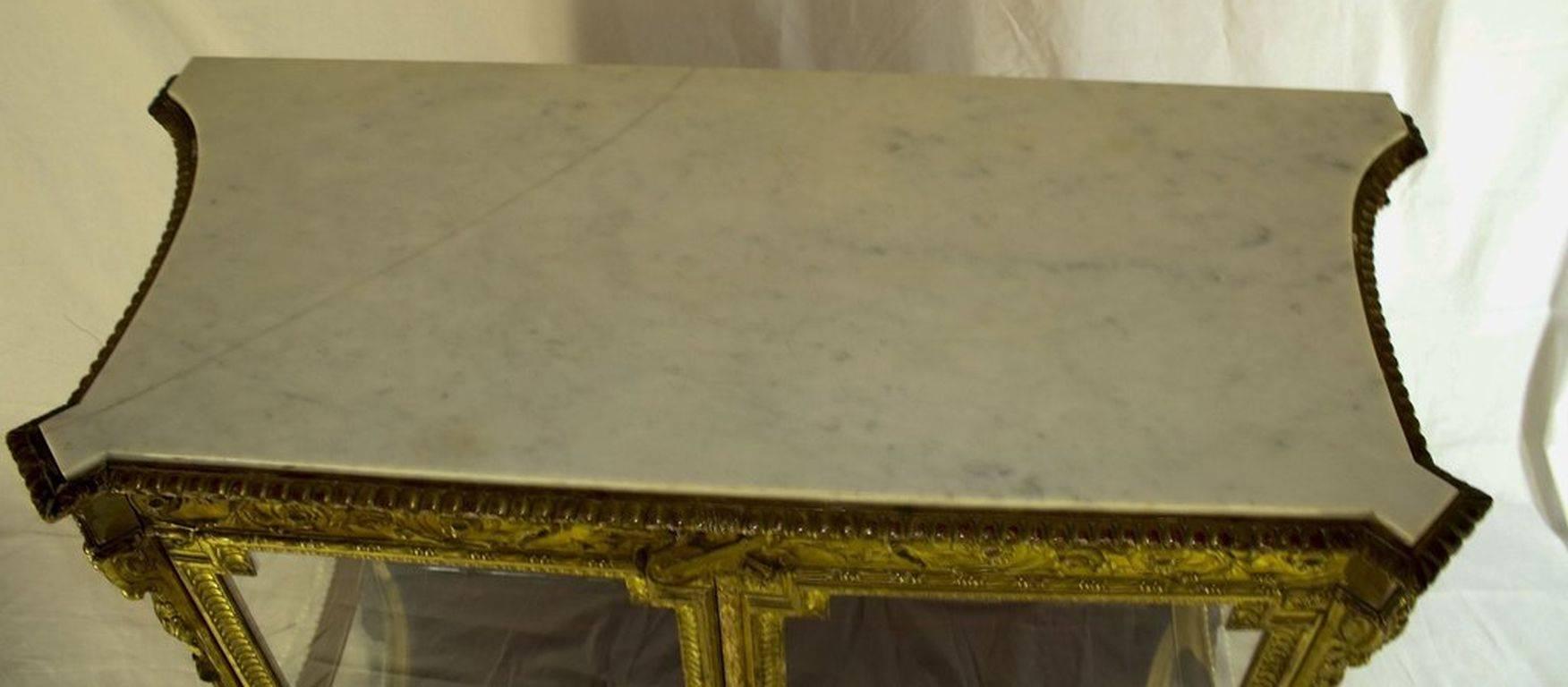 18th Century Louis XVI Style Carved Giltwood Low Vitrine with Carrara Marble Top For Sale 1
