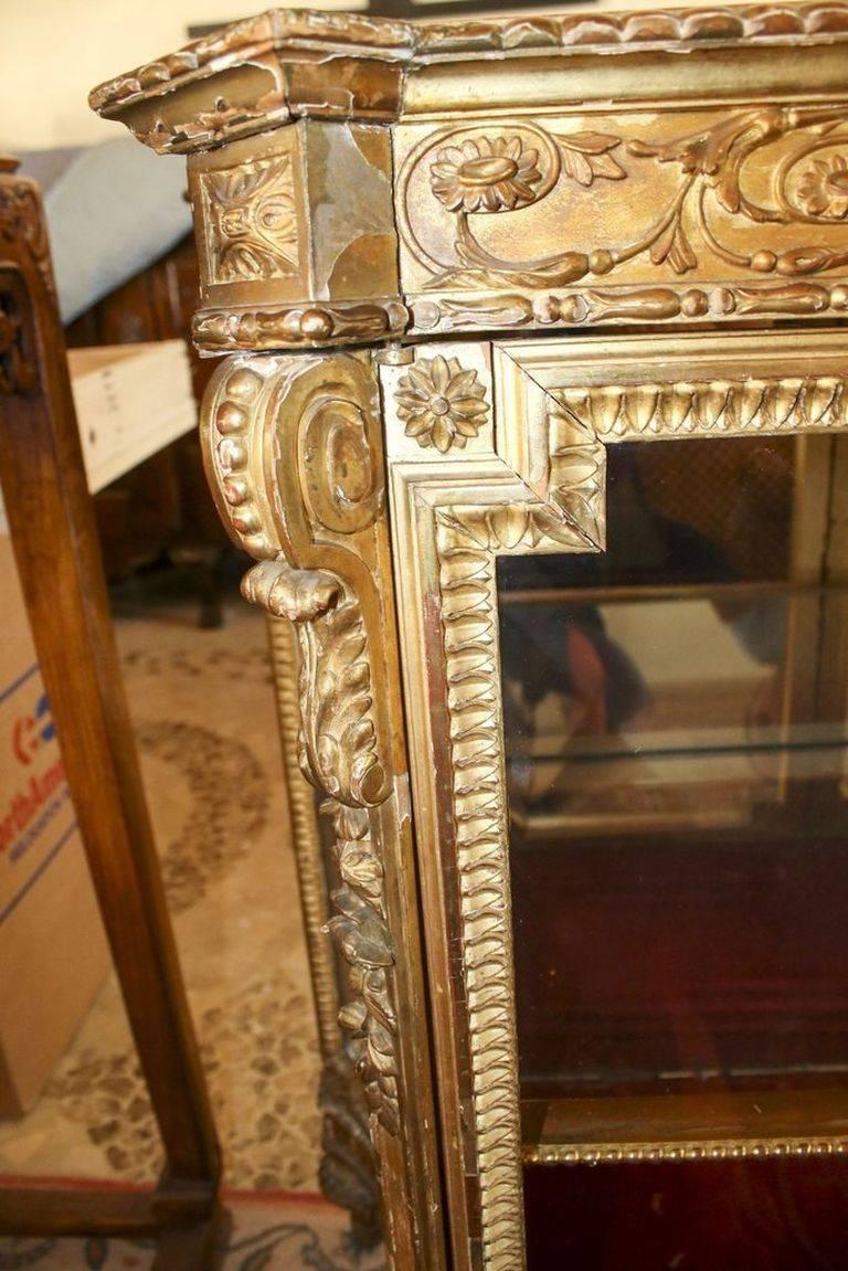 18th Century Louis XVI Style Carved Giltwood Low Vitrine with Carrara Marble Top For Sale 3