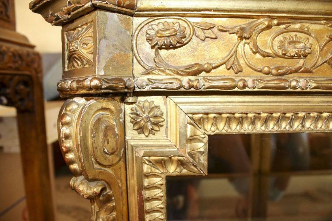 18th Century Louis XVI Style Carved Giltwood Low Vitrine with Carrara Marble Top For Sale 4