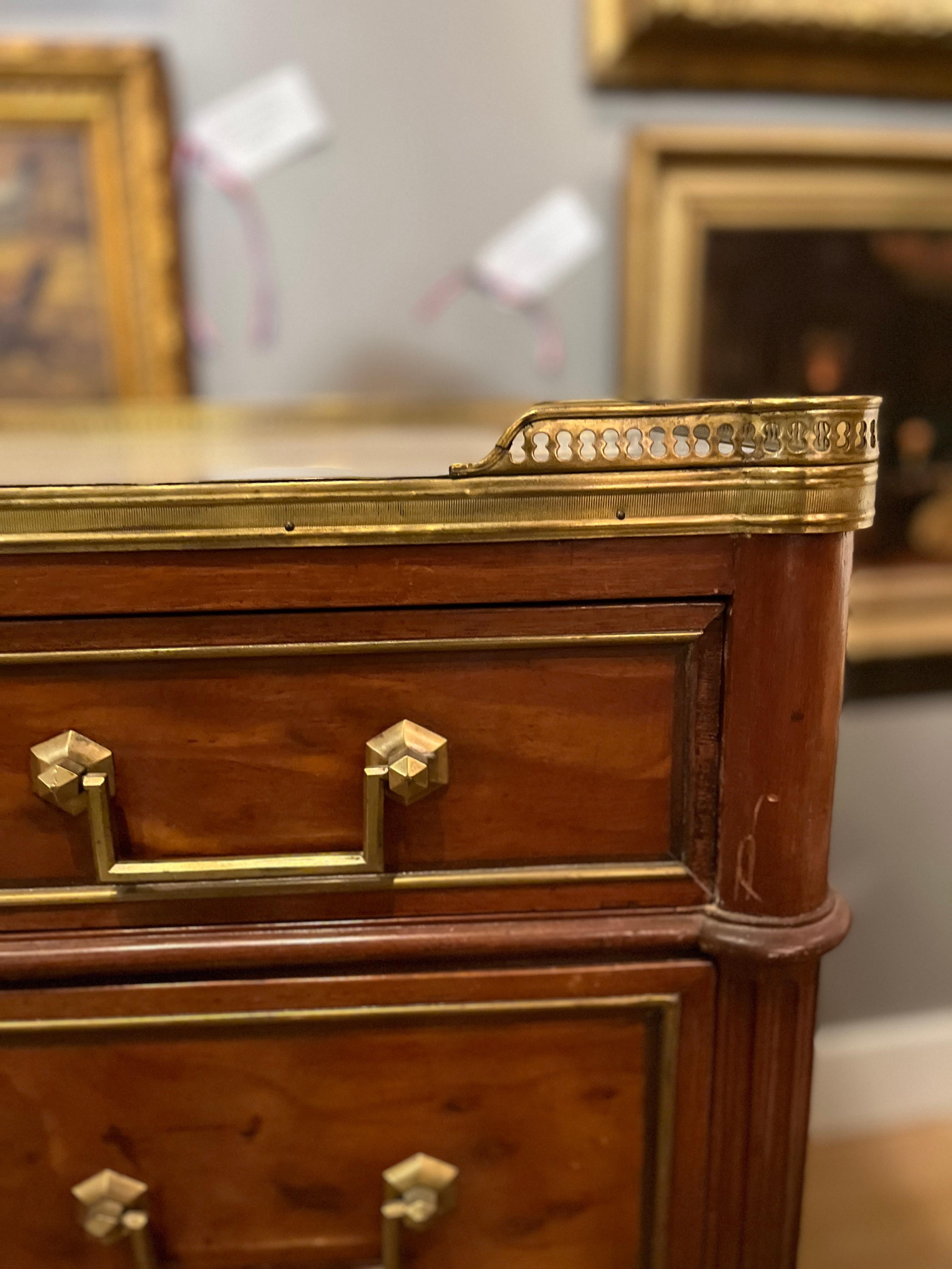 Francese Commode da ufficiale in mogano stile Luigi XVI del XVIII secolo in vendita