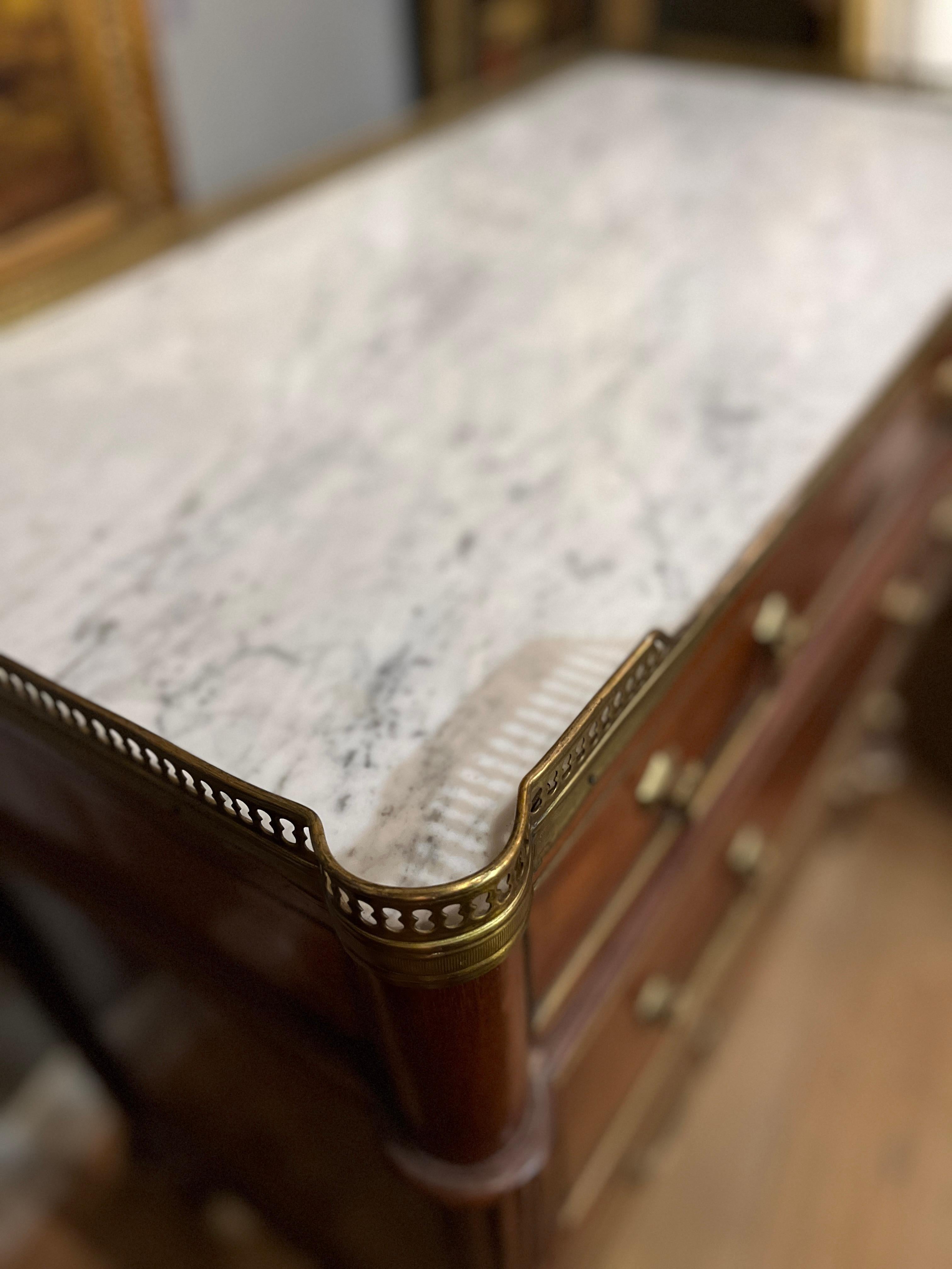 Commode da ufficiale in mogano stile Luigi XVI del XVIII secolo In condizioni buone in vendita a Scottsdale, AZ