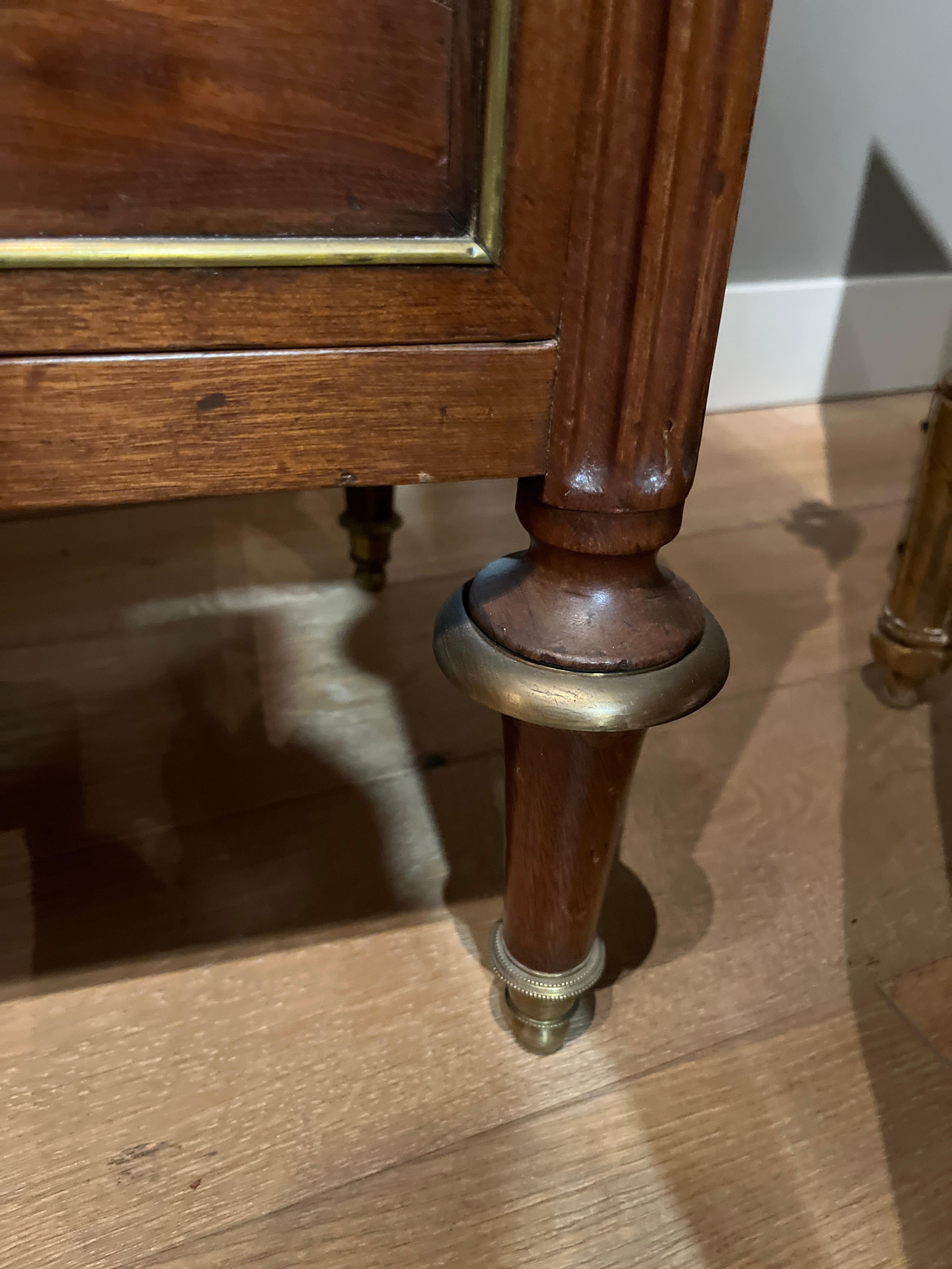 Legno Commode da ufficiale in mogano stile Luigi XVI del XVIII secolo in vendita