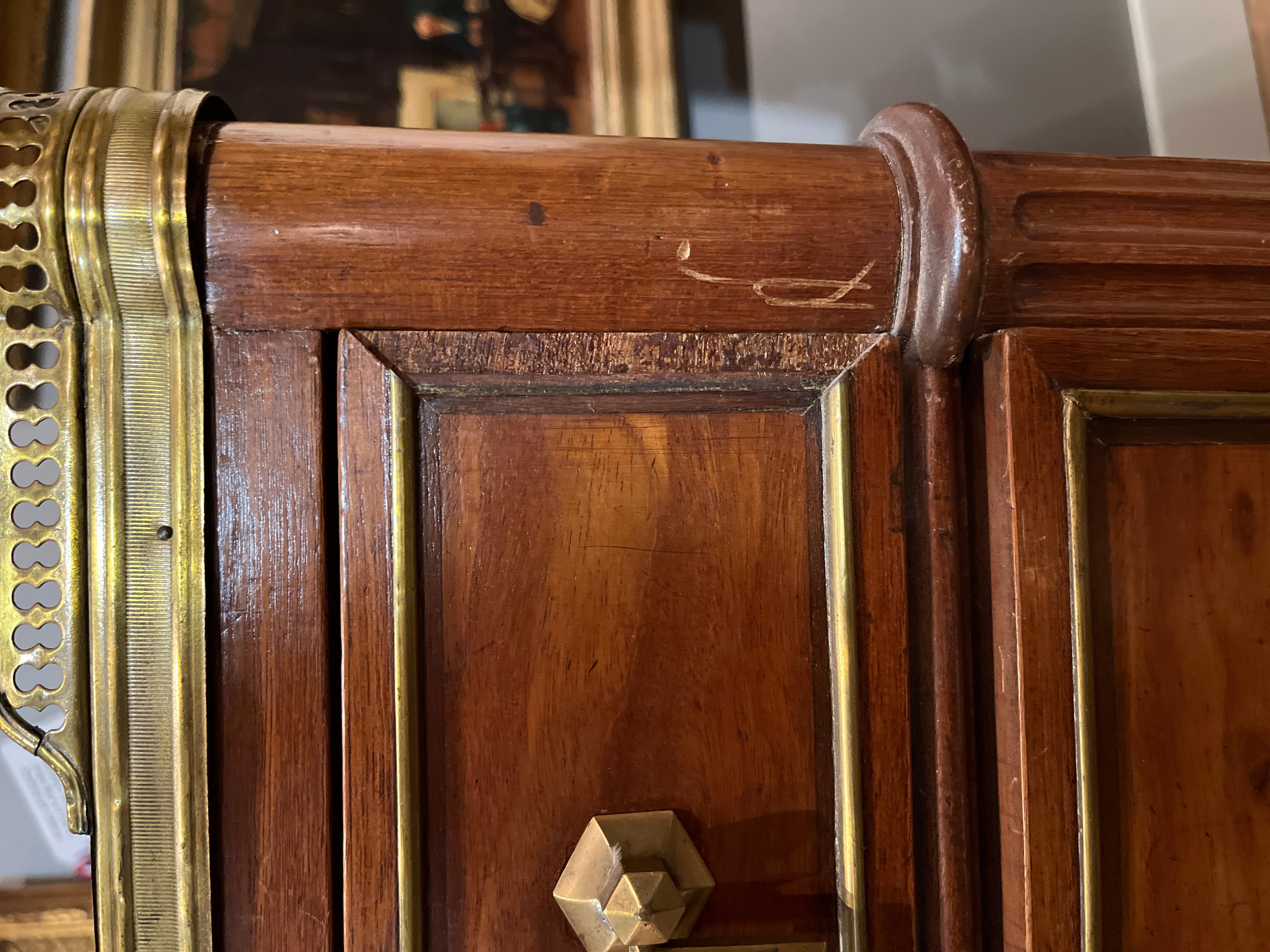 Commode da ufficiale in mogano stile Luigi XVI del XVIII secolo in vendita 2
