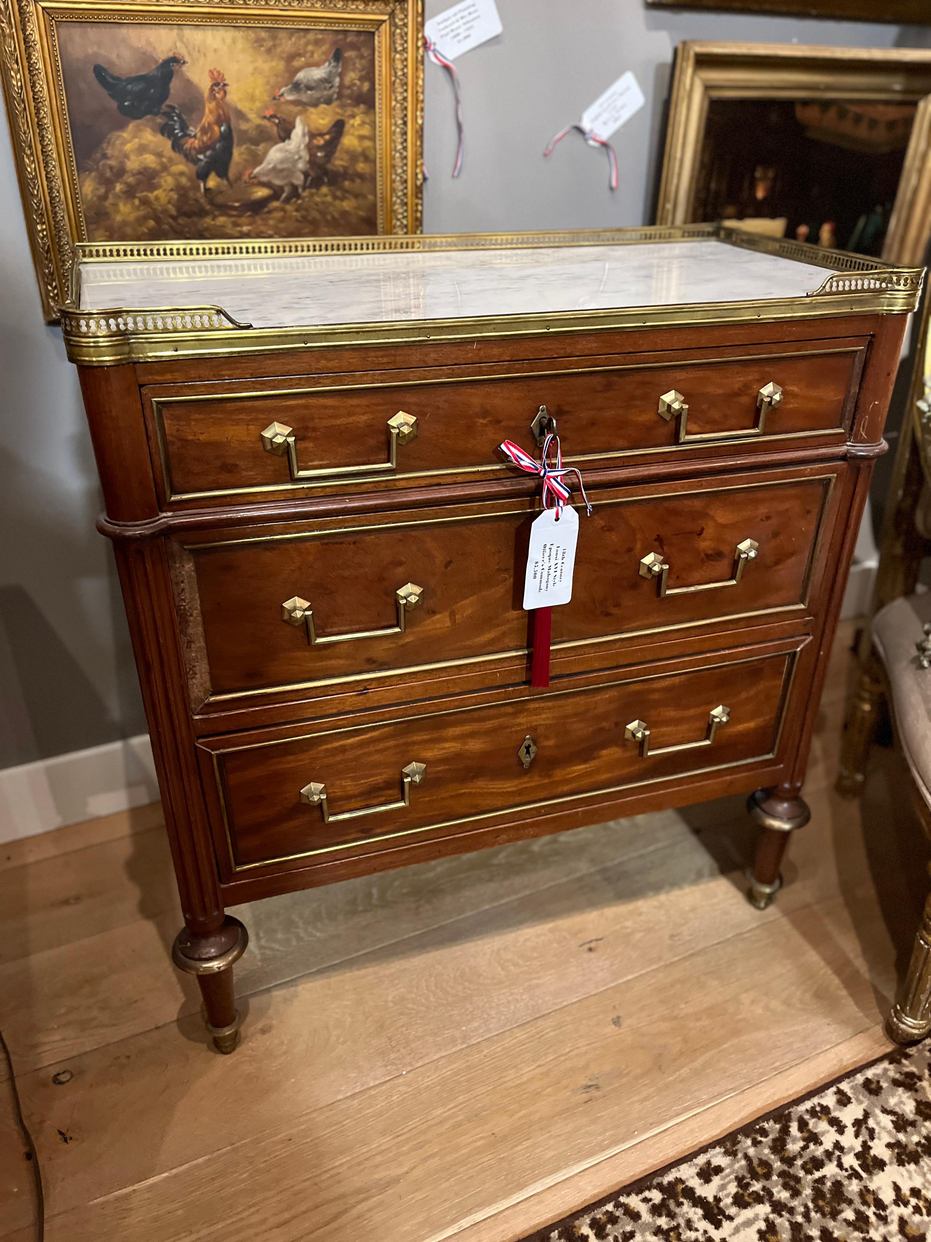Commode da ufficiale in mogano stile Luigi XVI del XVIII secolo in vendita 3