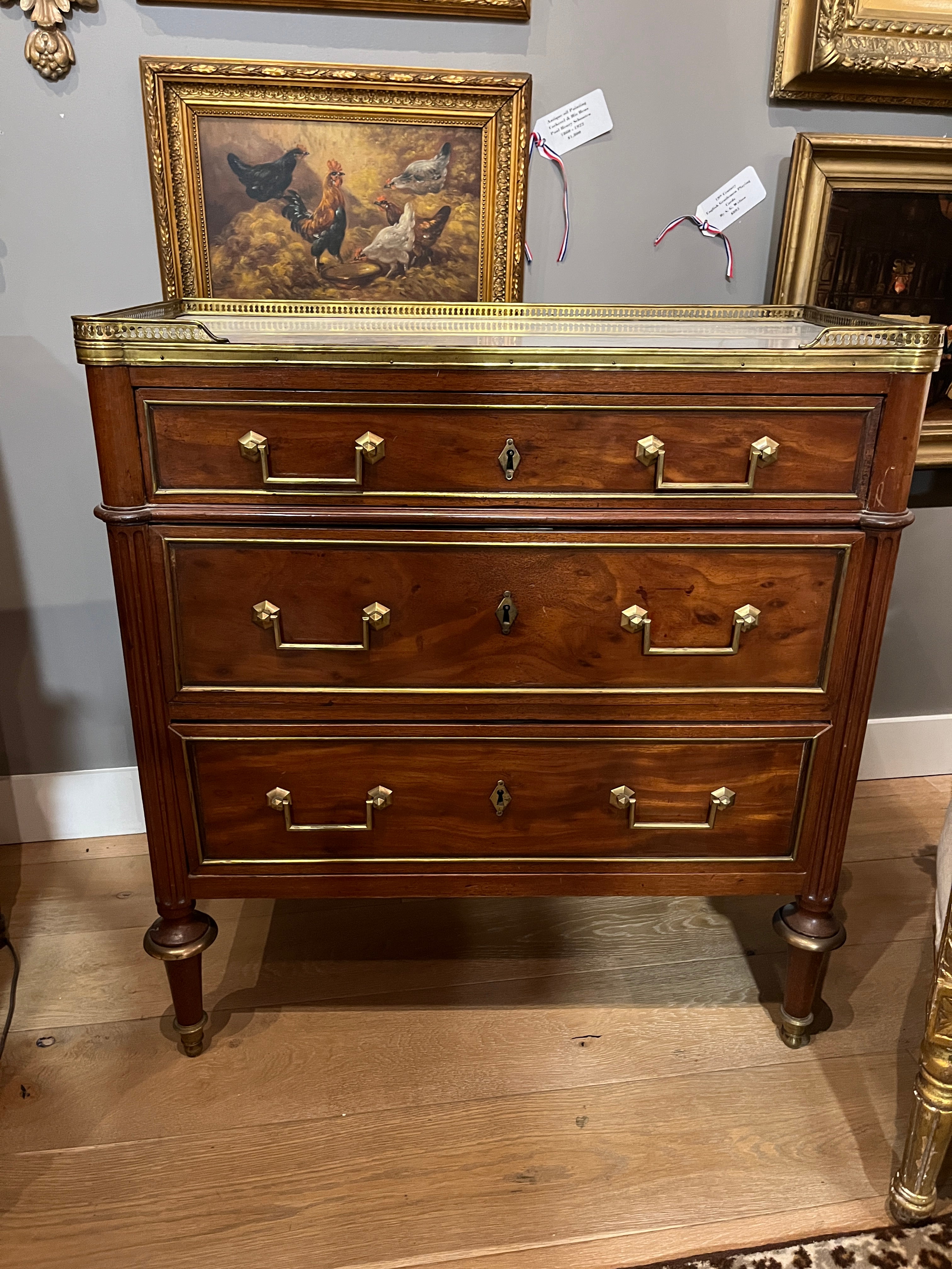 Cómoda de oficial de caoba estilo Luis XVI del siglo XVIII. Forma magnífica.  Ver fotos detalladas de un pequeño trozo de chapa que falta en el cajón superior derecho.   Magnífico estado y bien mantenido.  Comprado en Francia en 2023.