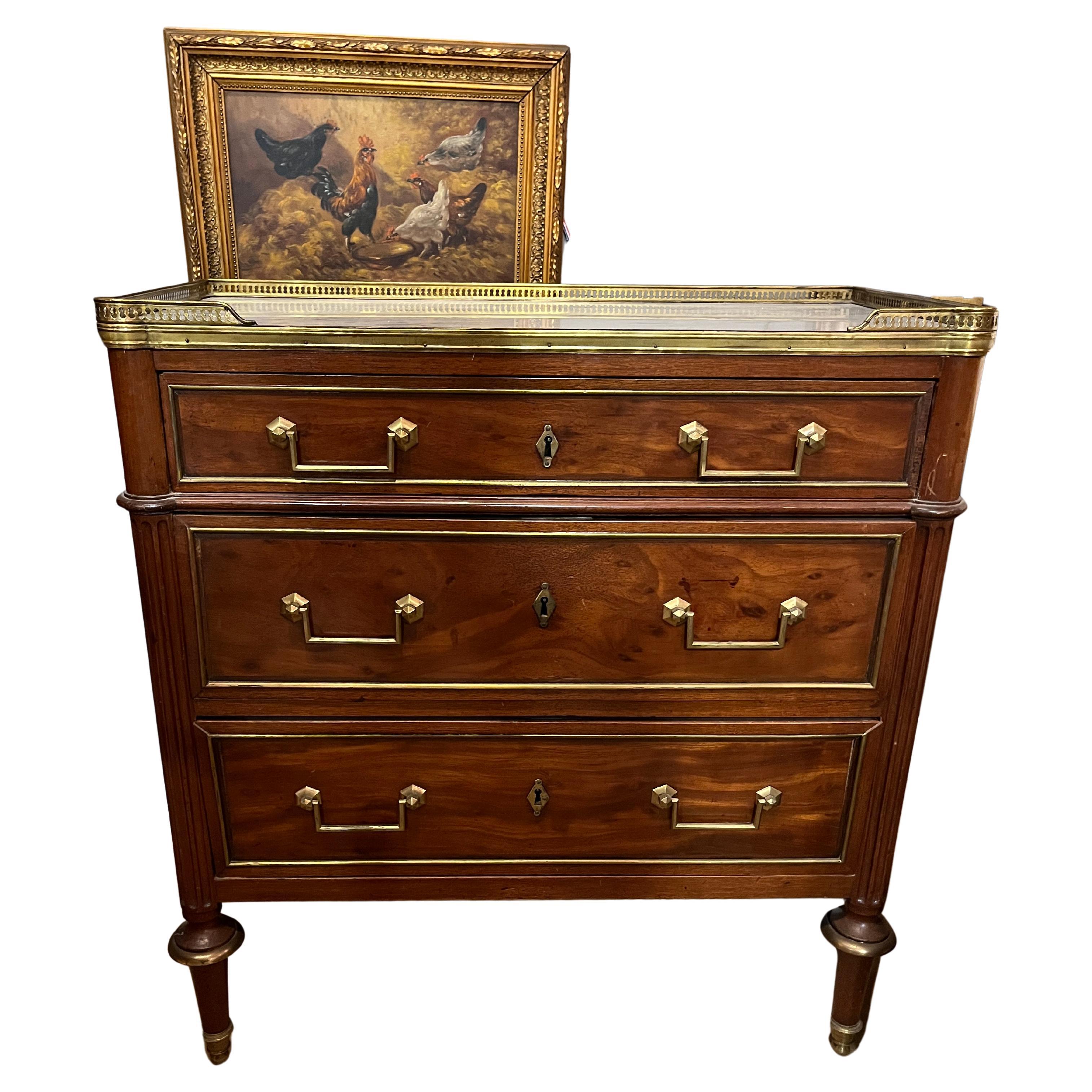 Commode da ufficiale in mogano stile Luigi XVI del XVIII secolo.
Un pezzo unico acquistato in Francia.
Vedi foto dettagliate. 