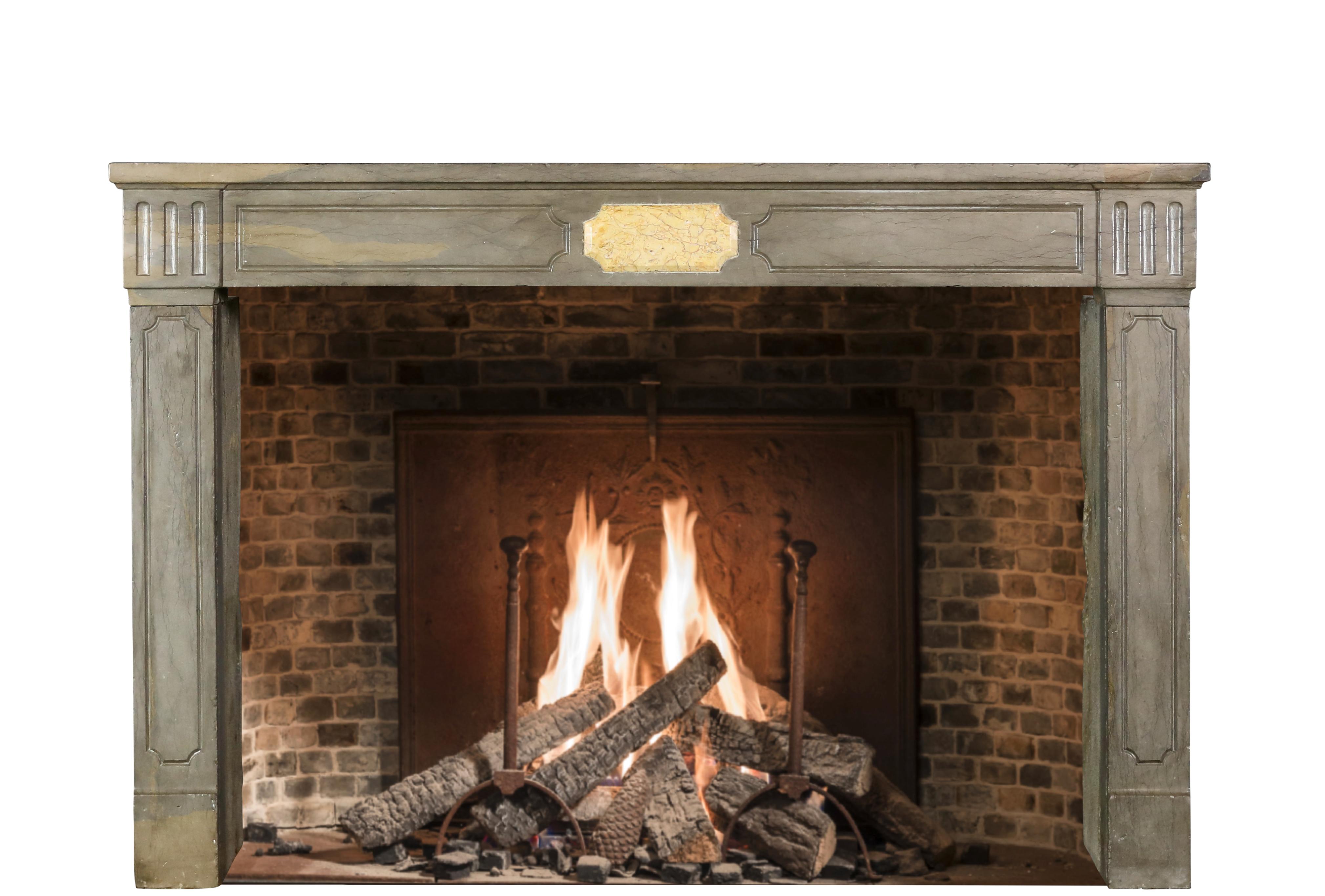 Francese Camino classico in pietra francese del 18° secolo in stile Louis XVI, Classic Mantels in vendita