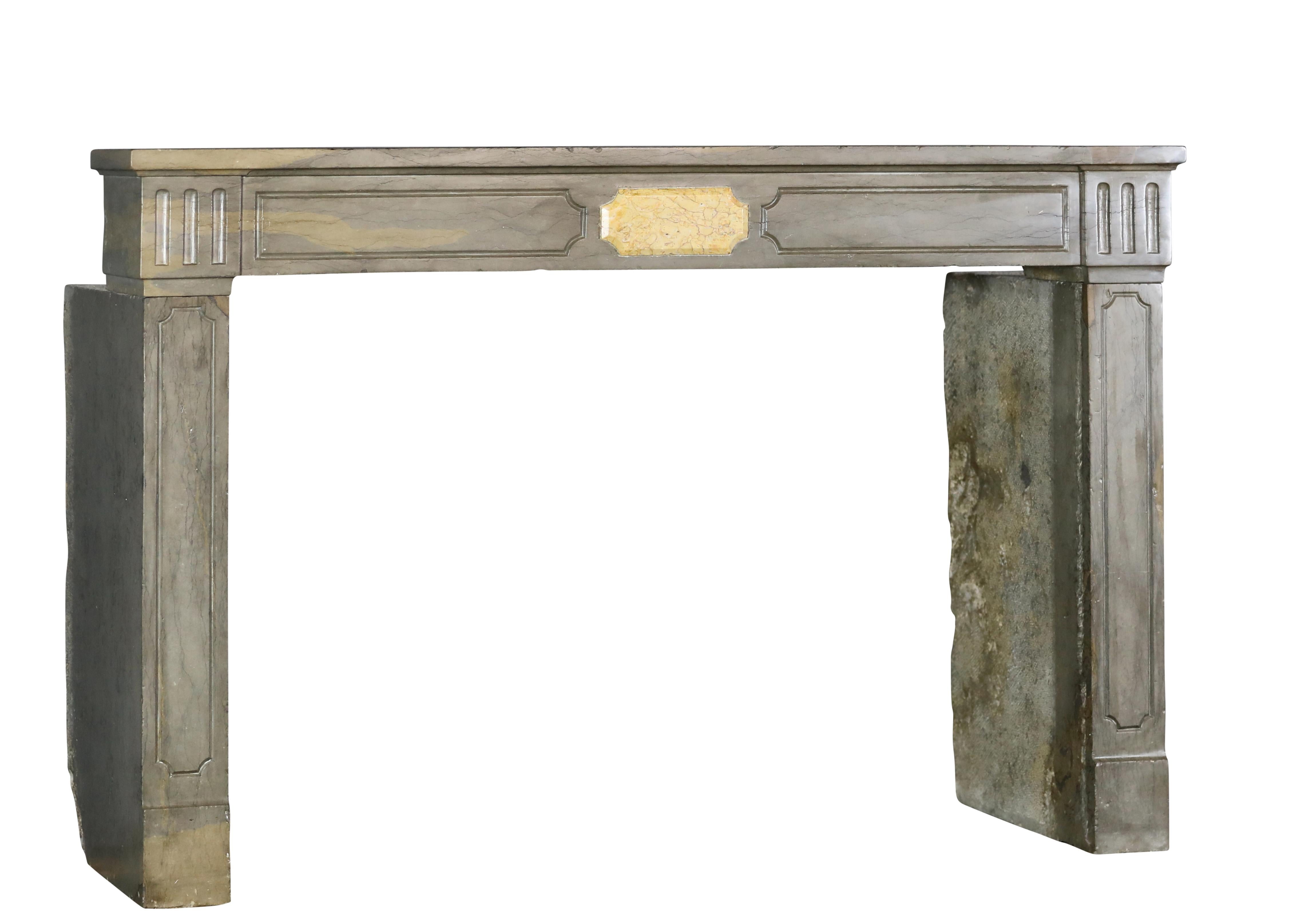 Intagliato a mano Camino classico in pietra francese del 18° secolo in stile Louis XVI, Classic Mantels in vendita