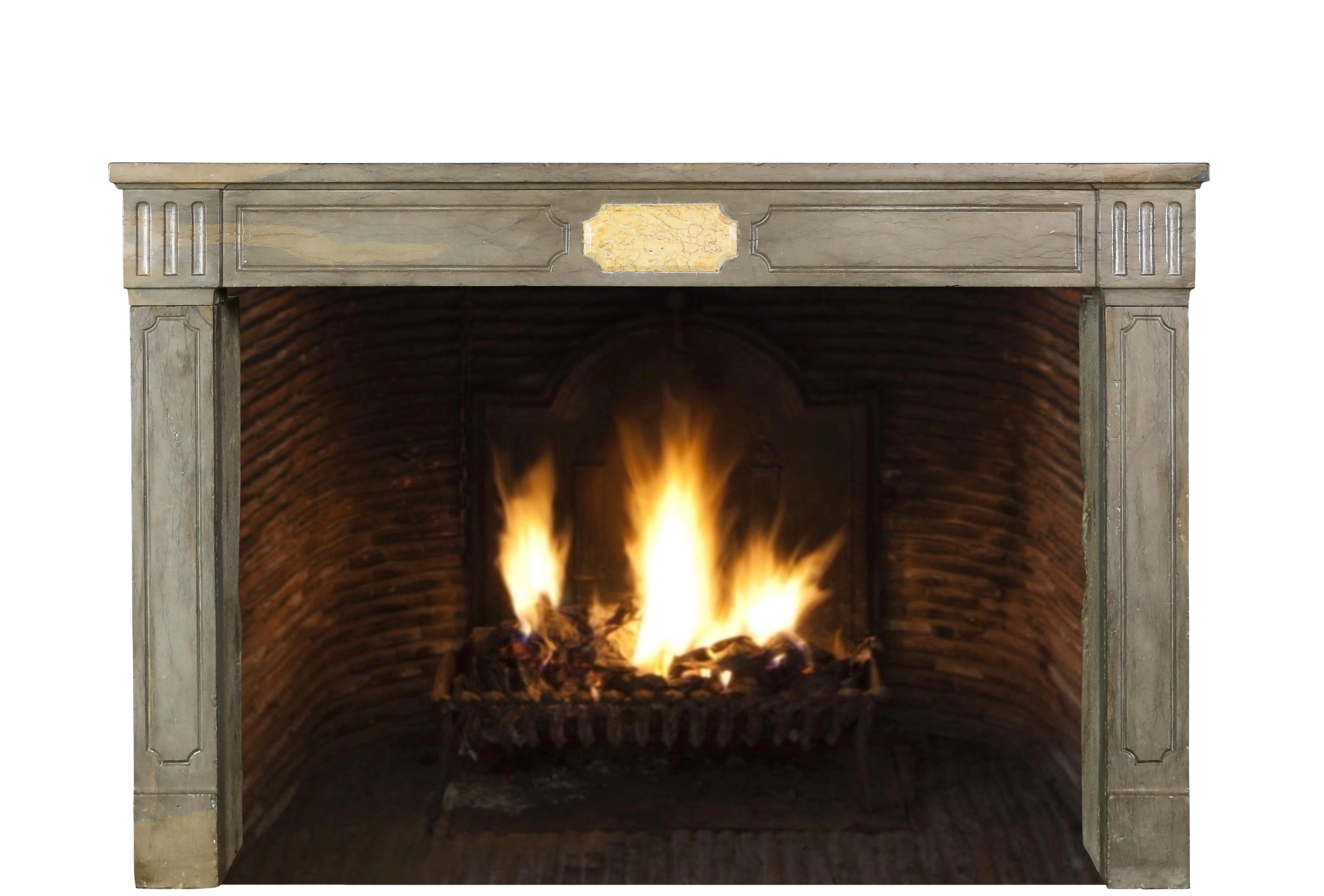 Camino classico in pietra francese del 18° secolo in stile Louis XVI, Classic Mantels In condizioni buone in vendita a Beervelde, BE