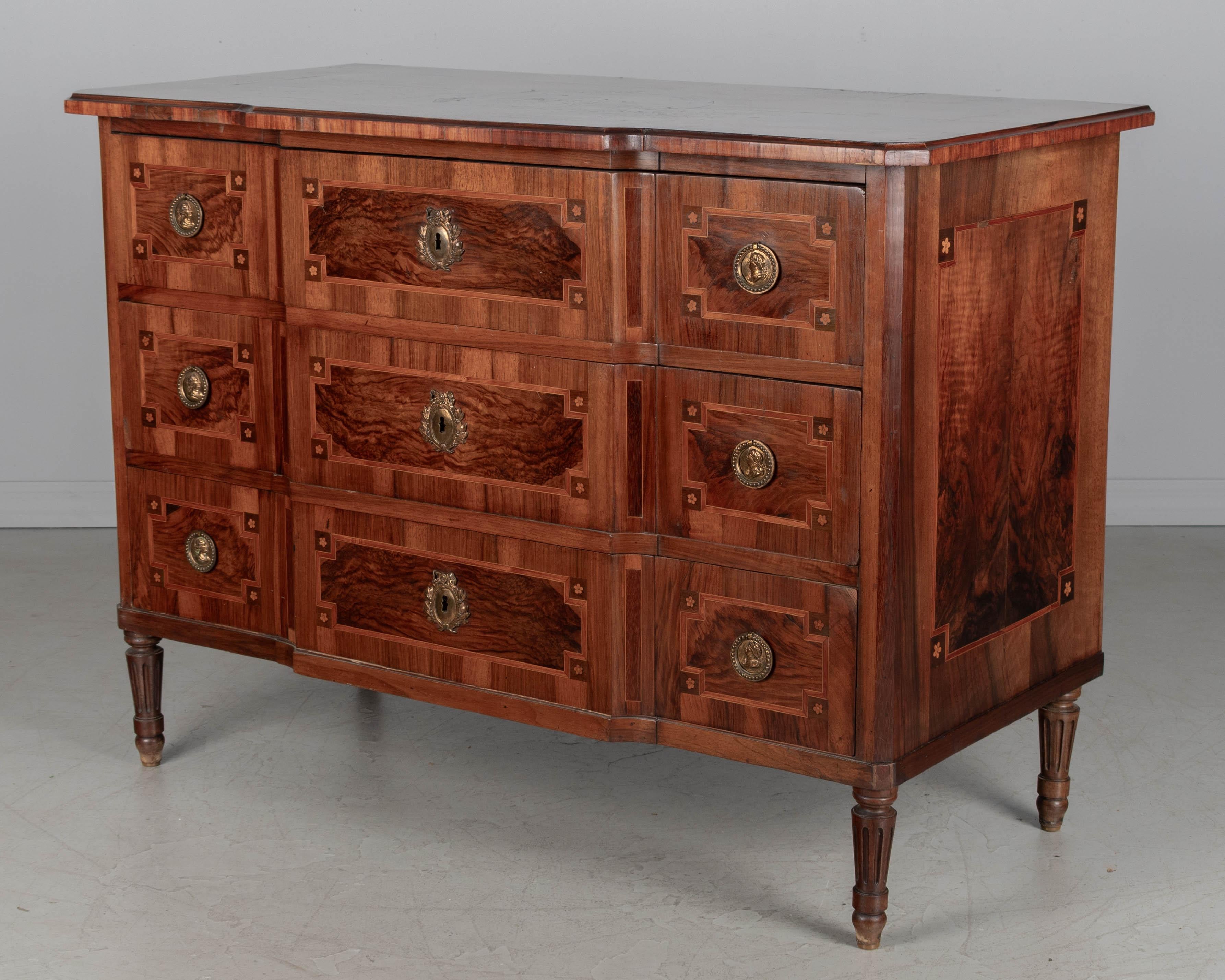 Kommode im Louis-XVI-Stil des 18. Jahrhunderts mit Intarsien im Angebot 2