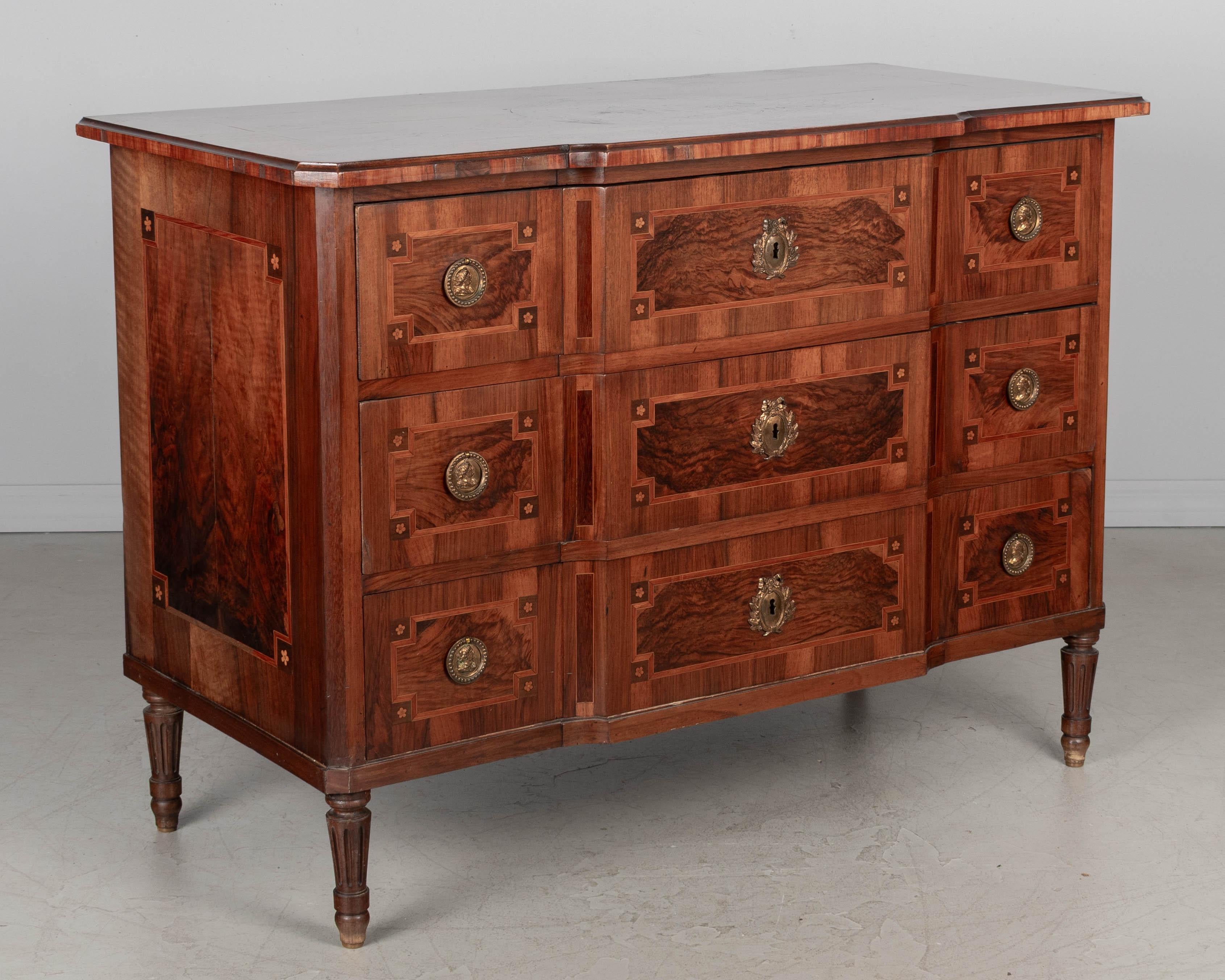 Kommode im Louis-XVI-Stil des 18. Jahrhunderts mit Intarsien (Louis XVI.) im Angebot