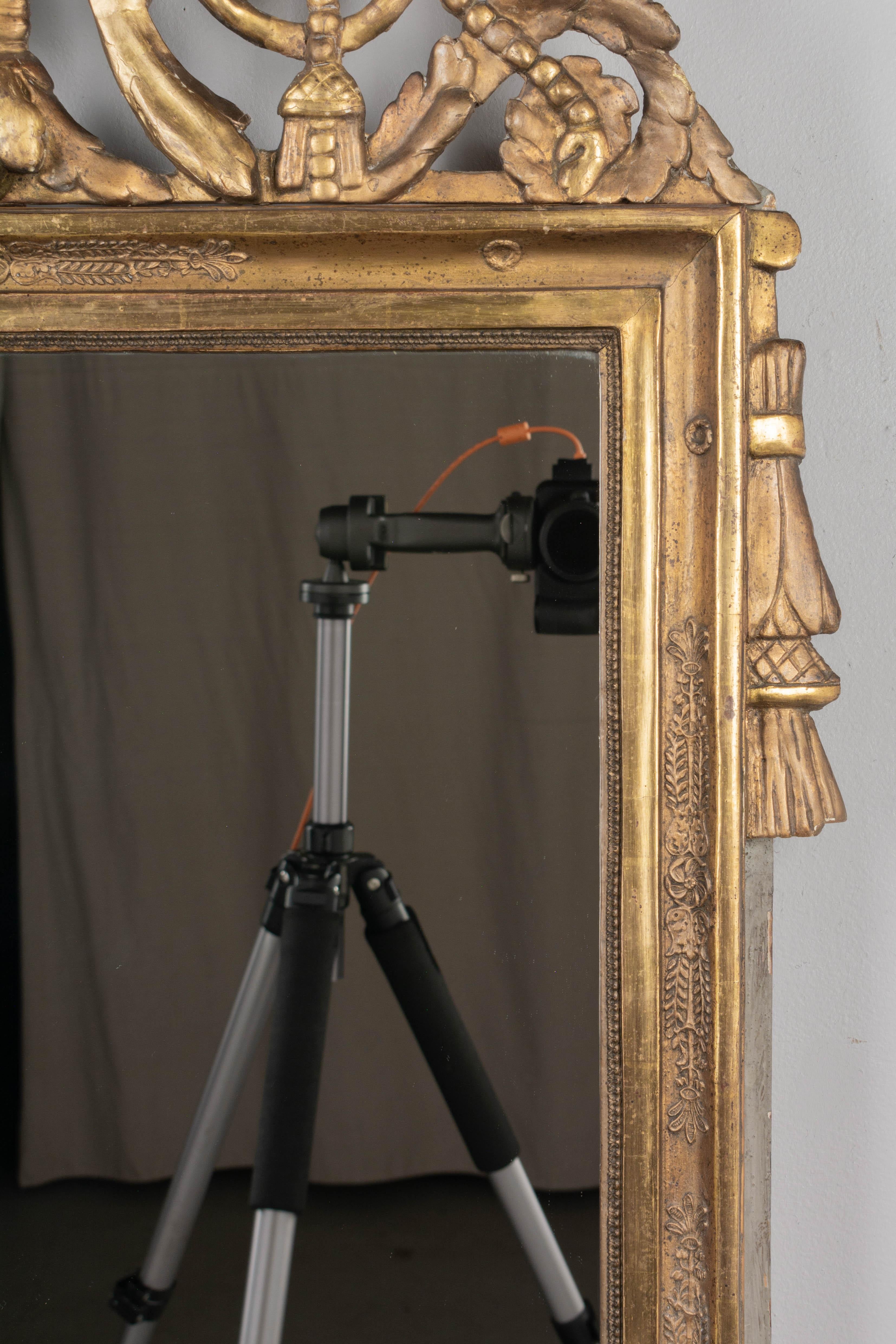 Vergoldeter Spiegel im Louis-XVI-Stil des 18. (Handgeschnitzt) im Angebot