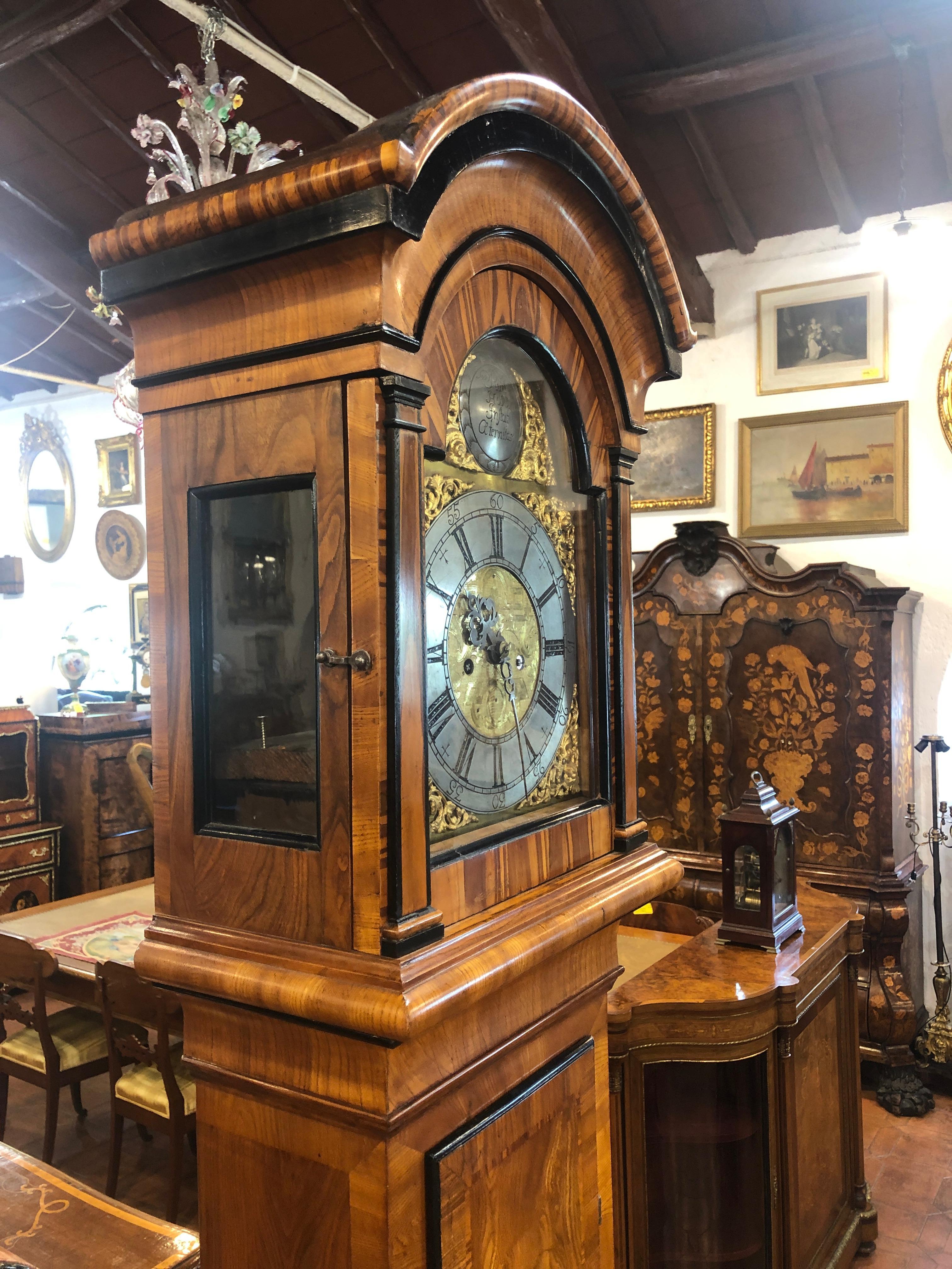 Grandfather's clock from North European origin, Sweden. Of excellent workmanship, in elm wood, embellished with games of wood grain, ebonized parts. The mechanism is revised and working.
Period 1790.