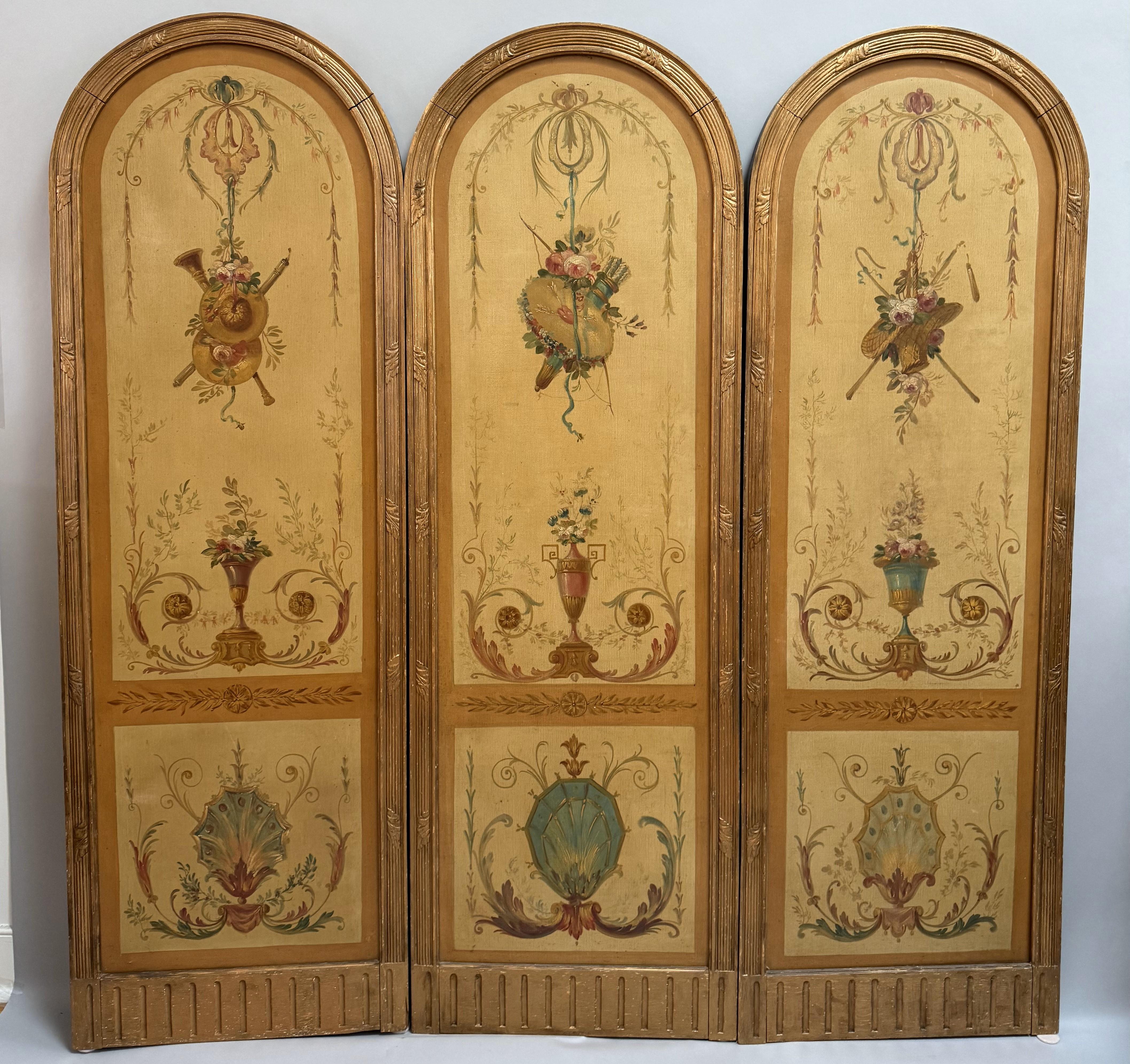 Paravento a tre pannelli ad arco Luigi XVI del XVIII secolo con motivi floreali e architettonici dipinti.

Uno squisito e raro set di paraventi a tre pannelli del periodo Luigi XVI, realizzato nel sud della Francia intorno al 1790. Ogni pannello ad