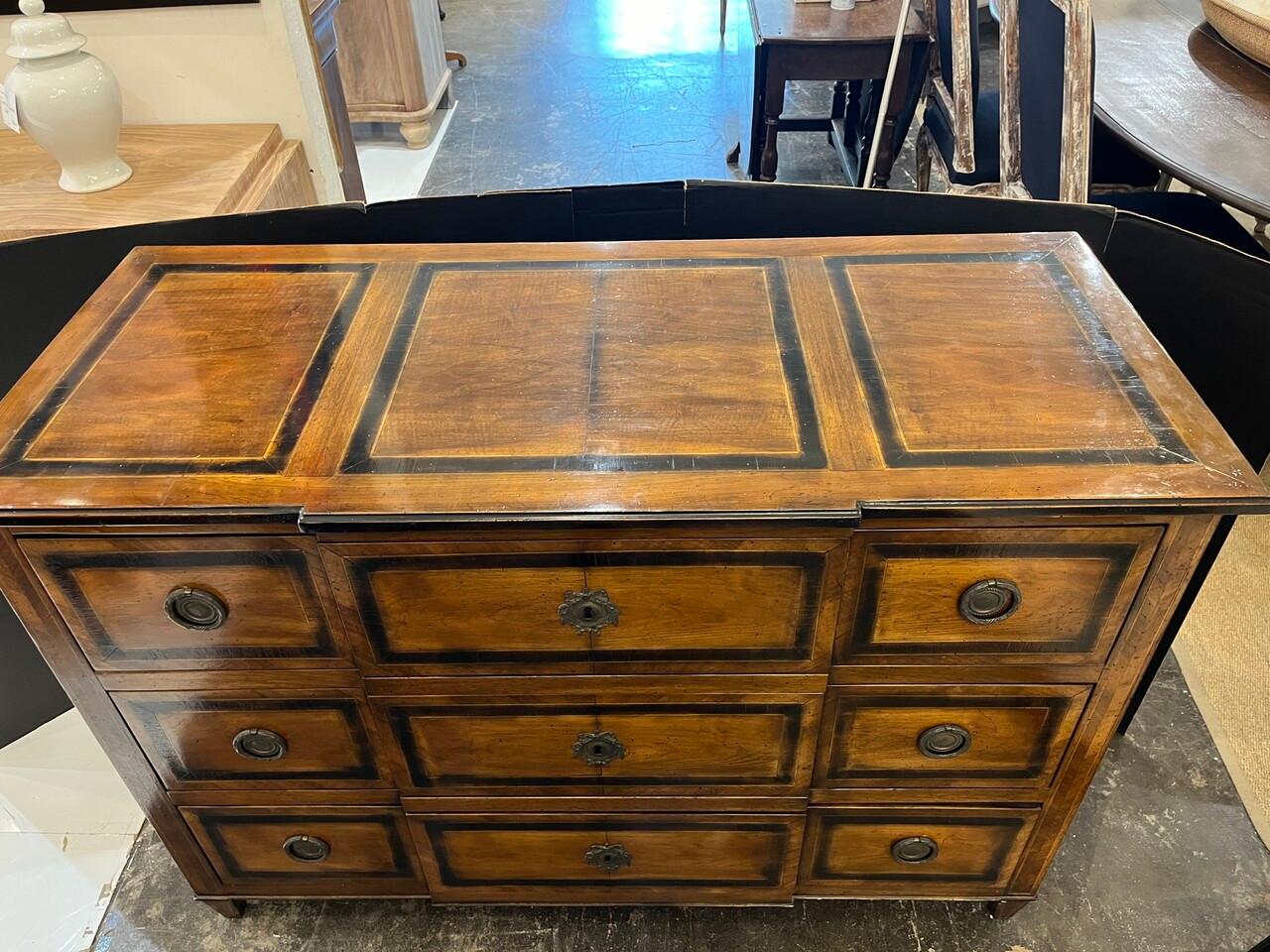 Una commode in legno di noce Luigi XVI del XVIII secolo, che mostra l'eleganza dell'epoca, è caratterizzata da un'intricata lavorazione artigianale e in genere include dettagli ornamentali come accenti in ebano e delicate ferramenta in ottone.