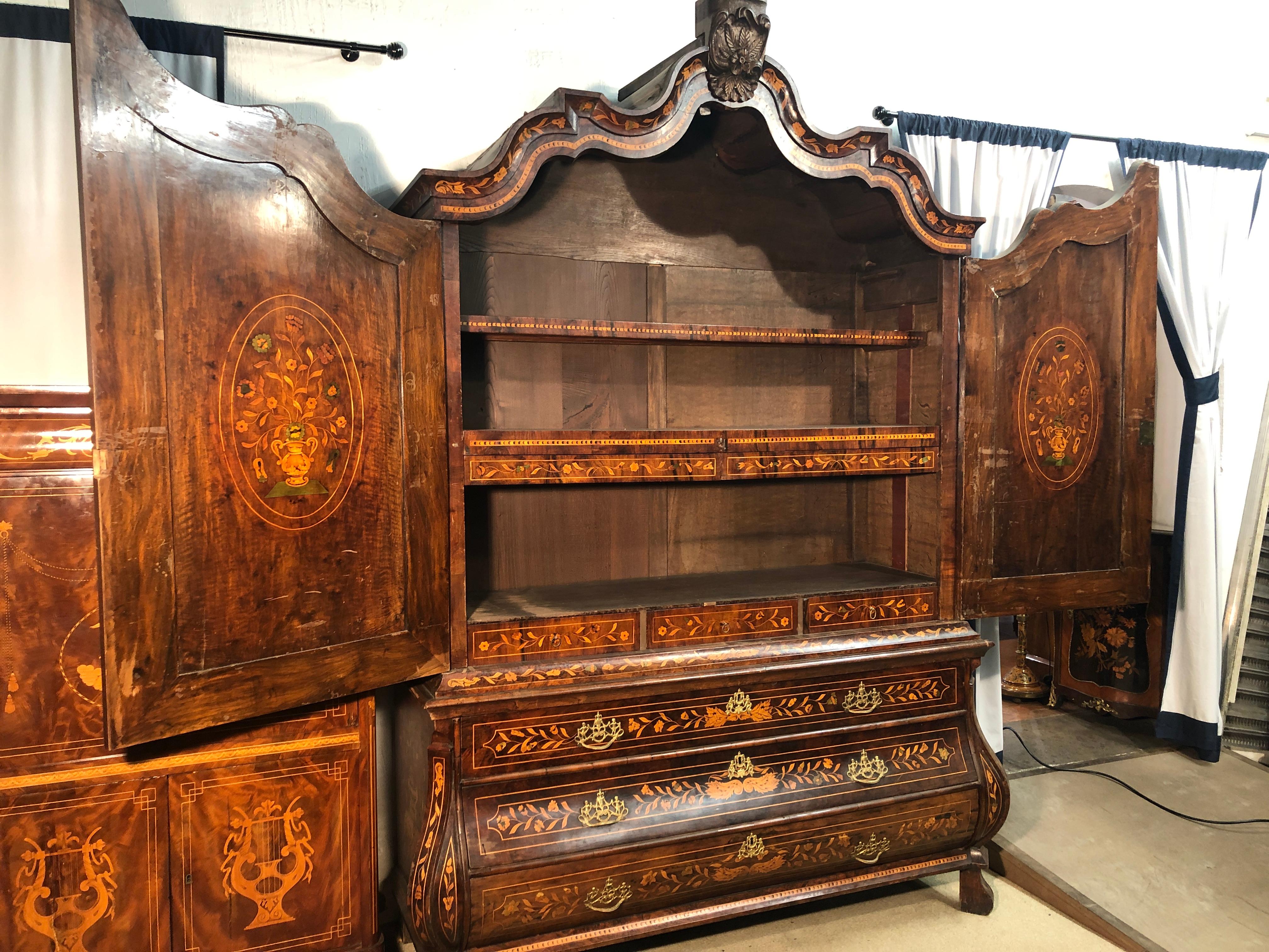 Dutch Armoires Trumeau in walnut root, early eight hundred, inlaid with floral motifs in fruit woods. Doors inlaid also inside, internal inlaid drawers, in good condition, to be restored. Small shortcomings and small cracks.
The upper cimasa was