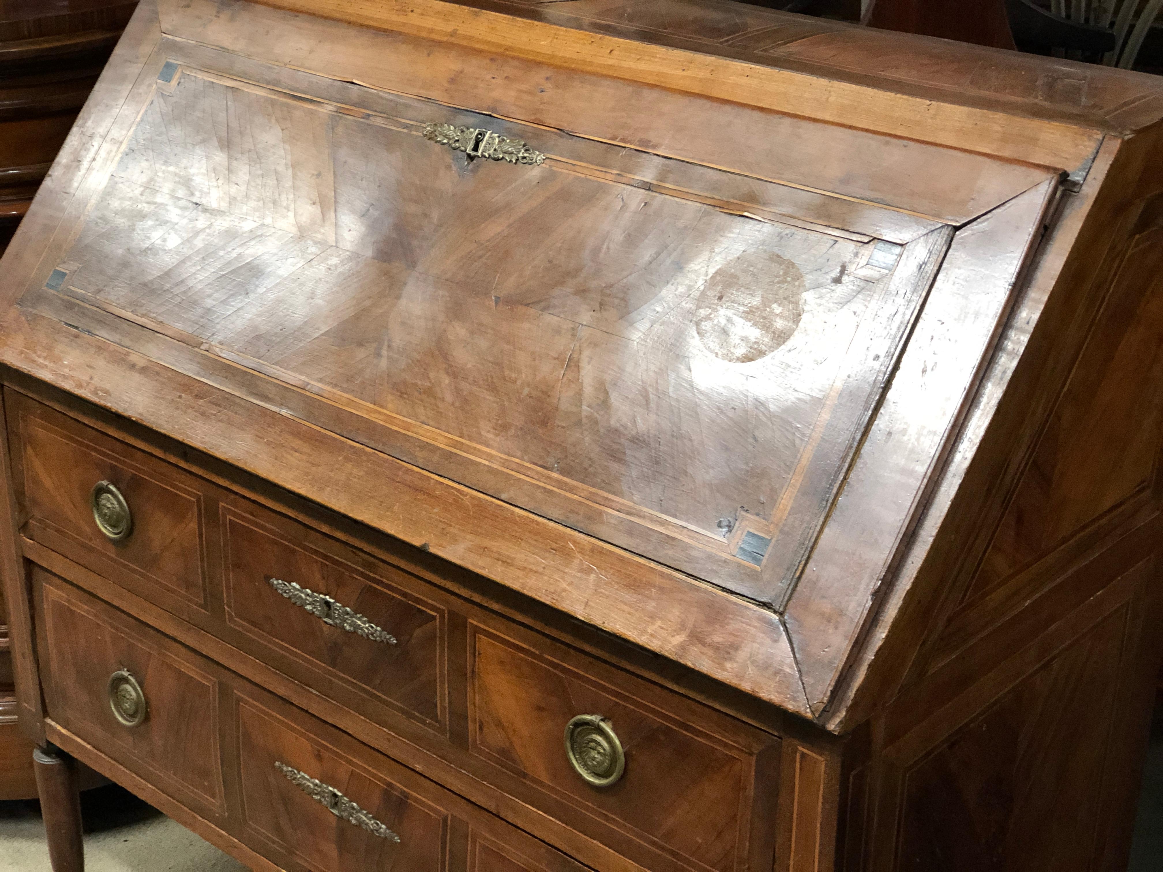 Fantastic French secretaire, Haute-Savoie, Louis XVI period, circa 1790-1799, in walnut wood with inlays in fruit wood. To be restored and a lock is missing. Of excellent proportions, the maximum overall dimensions are 92 cm. In the Mobile you can