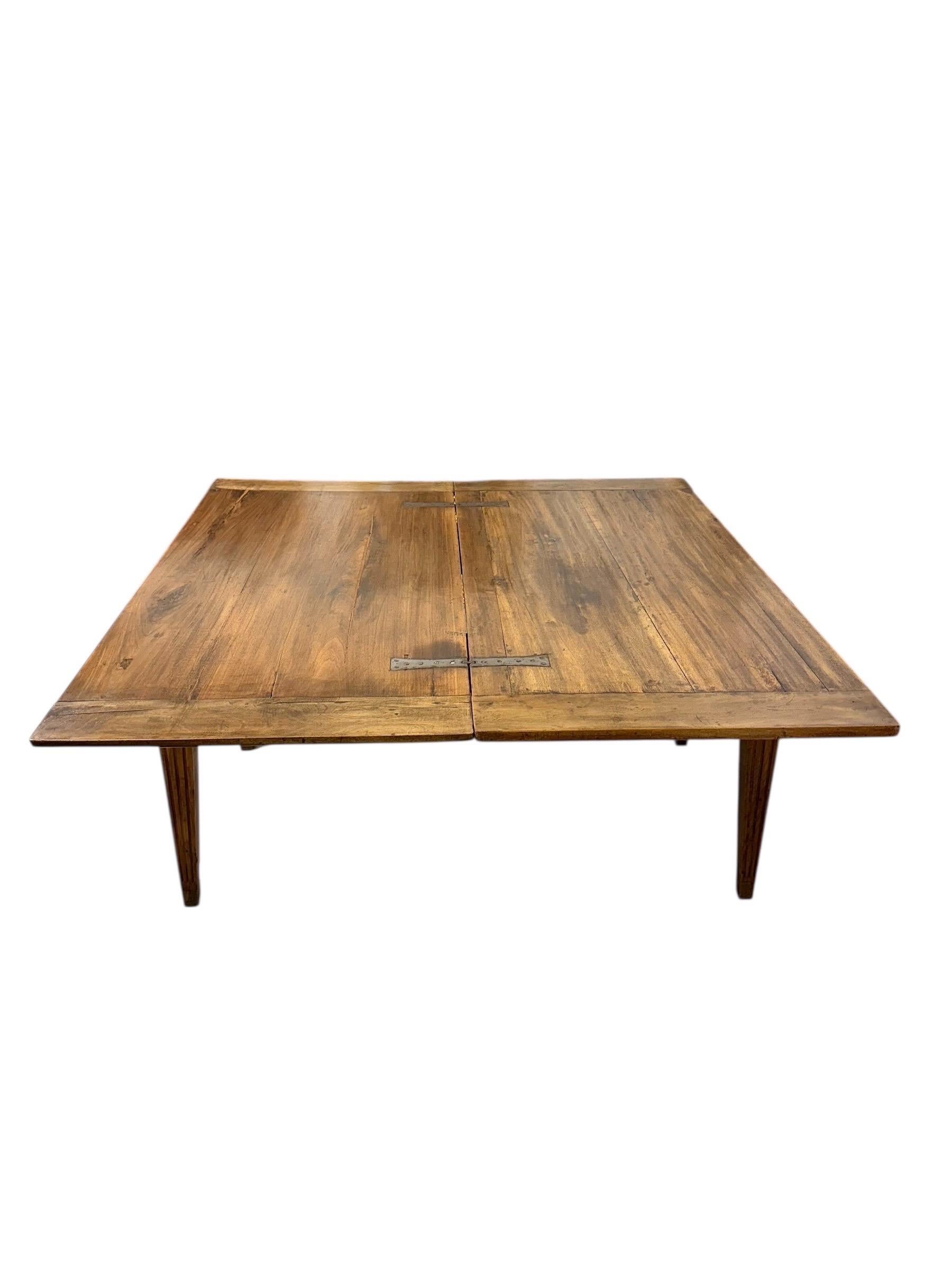 18th Century Louis XVI Walnut Table with Fluted Carvings For Sale 5