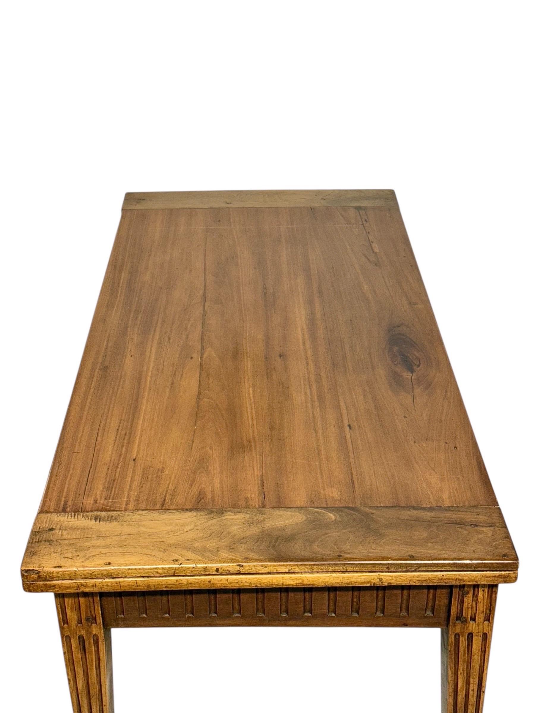18th Century Louis XVI Walnut Table with Fluted Carvings For Sale 10
