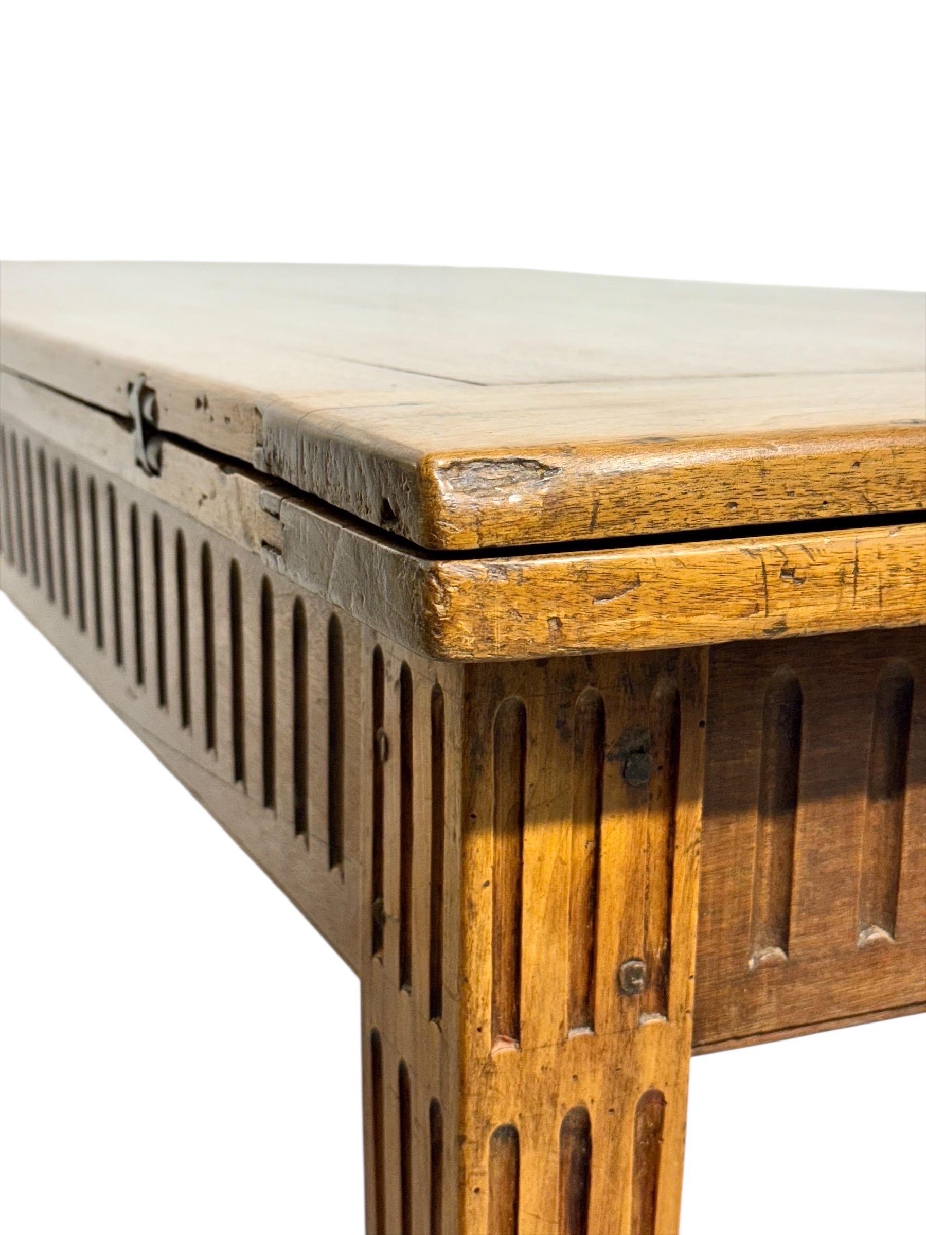 18th Century Louis XVI Walnut Table with Fluted Carvings In Good Condition For Sale In LA CIOTAT, FR