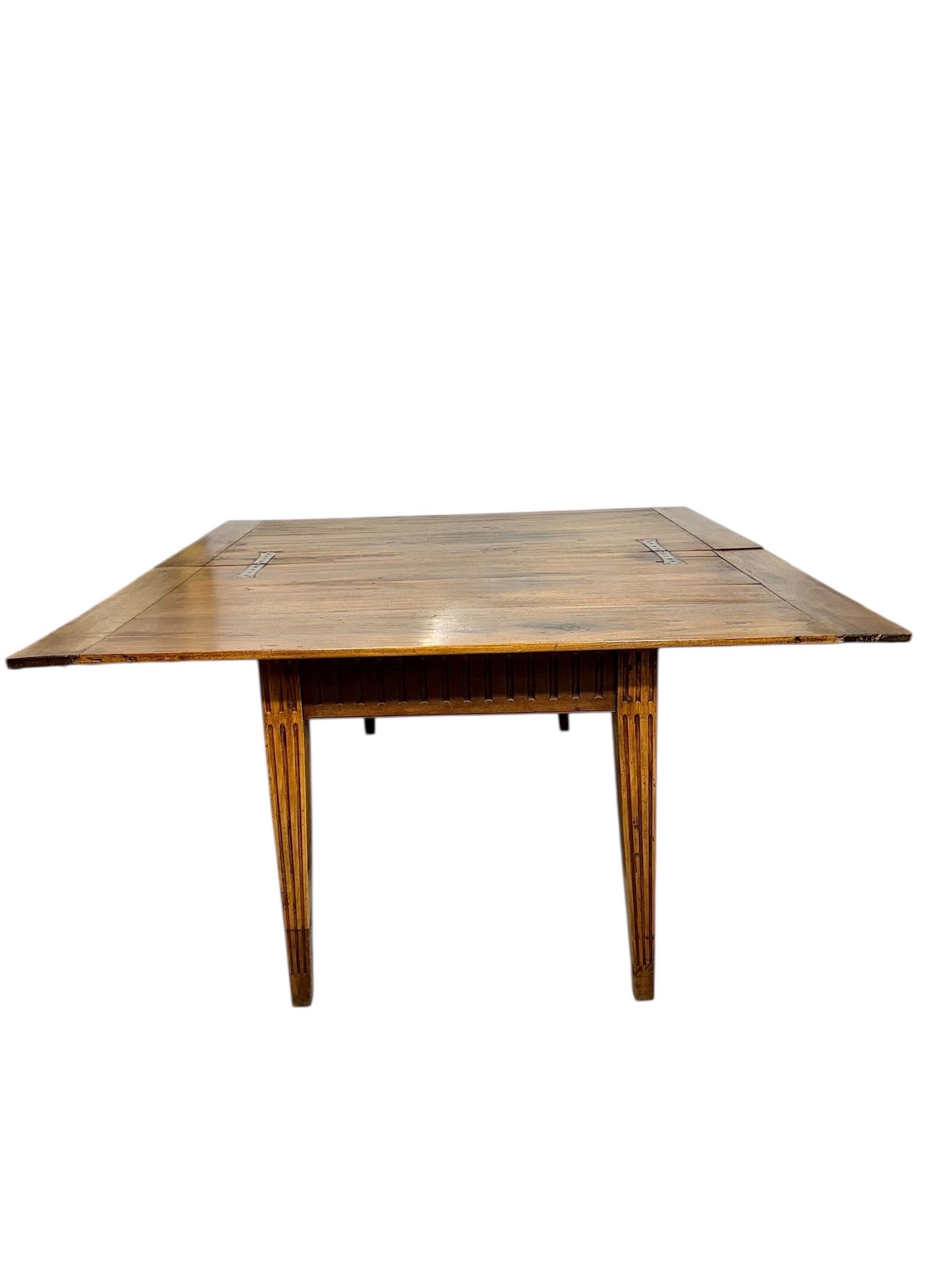 18th Century Louis XVI Walnut Table with Fluted Carvings For Sale 3