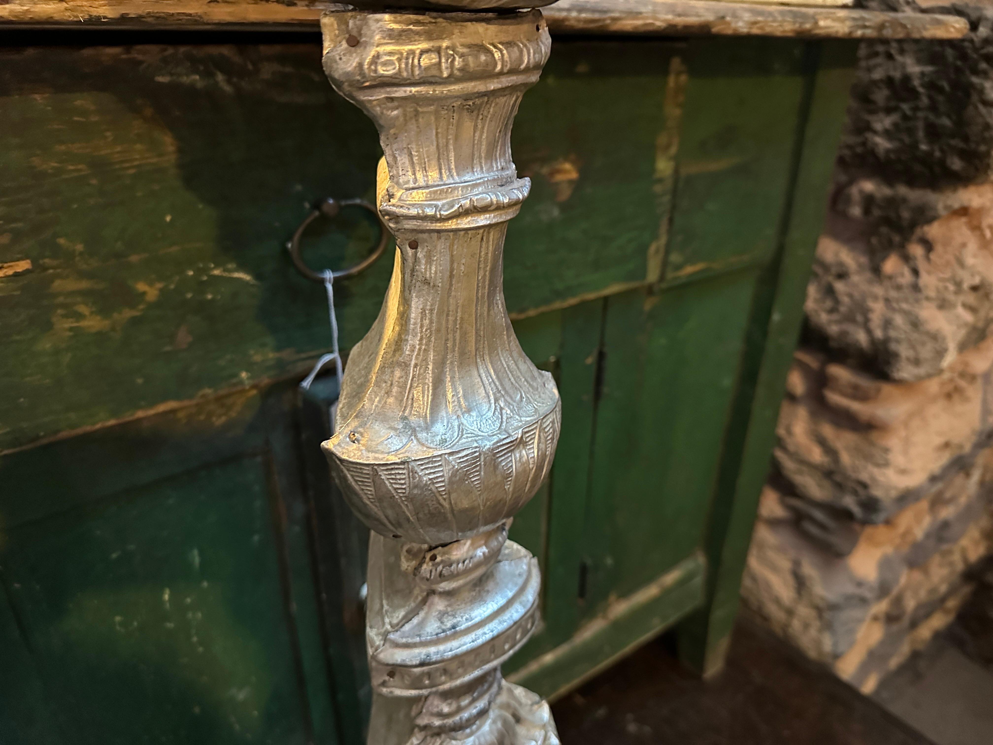 Sizilianische private Kirchentorcher aus Holz und Metall im Louis-XVI-Stil des 18. Jahrhunderts im Angebot 12