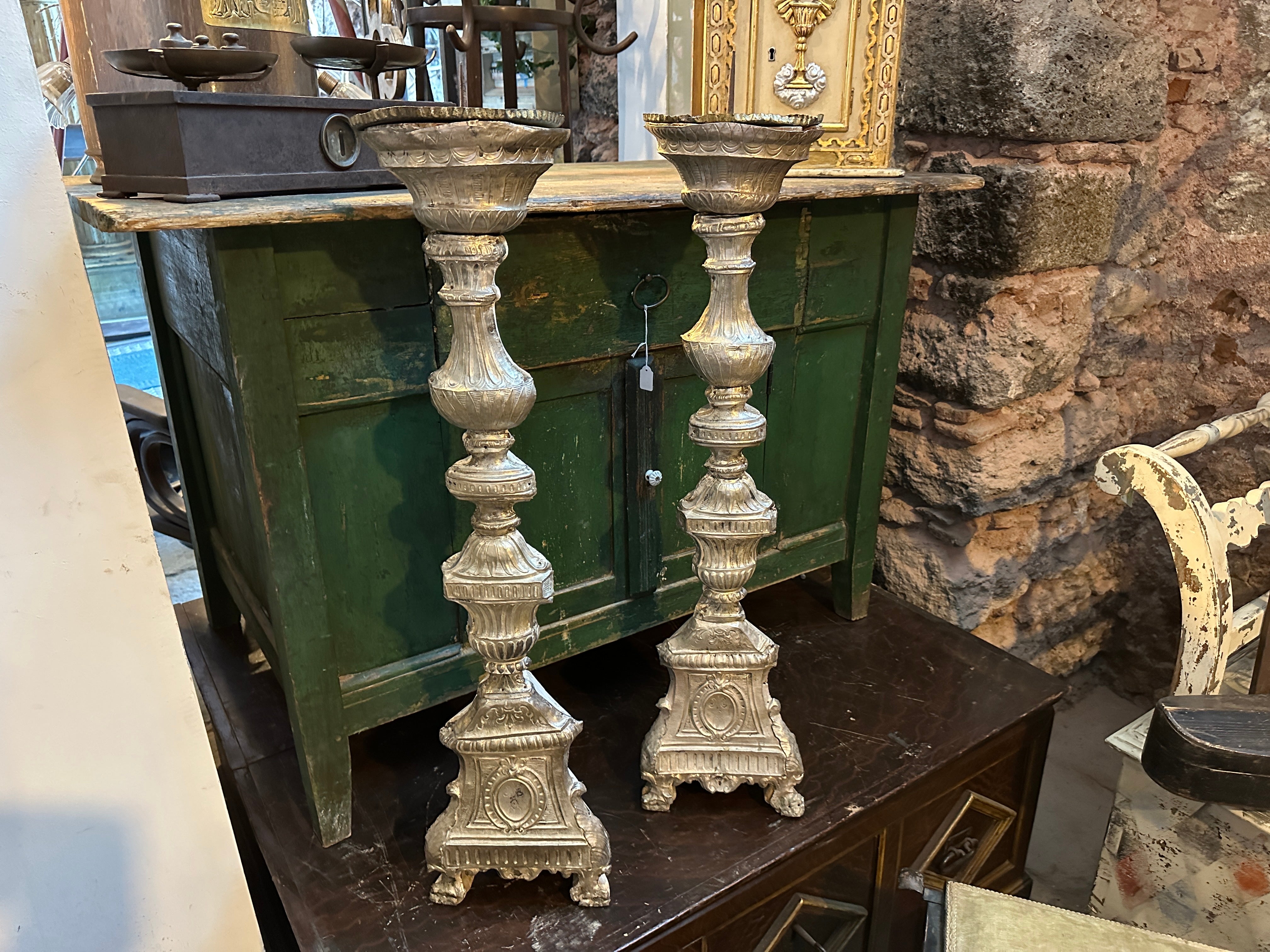 Ein Paar Louis XVI sizilianische Fackeln aus dem 18. Jahrhundert im Originalzustand, nie restauriert, mit deutlichen Gebrauchs- und Altersspuren, die wahrscheinlich in einer privaten Kirche oder Kapelle verwendet wurden. Die Fackeln wurden bei