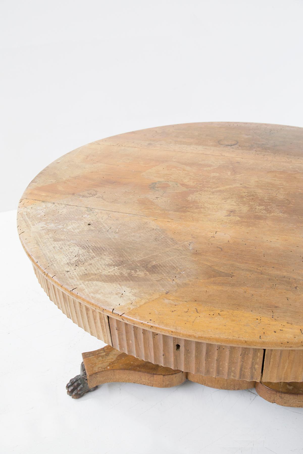 18th Century Lucchese Empire Walnut Round Table For Sale 4